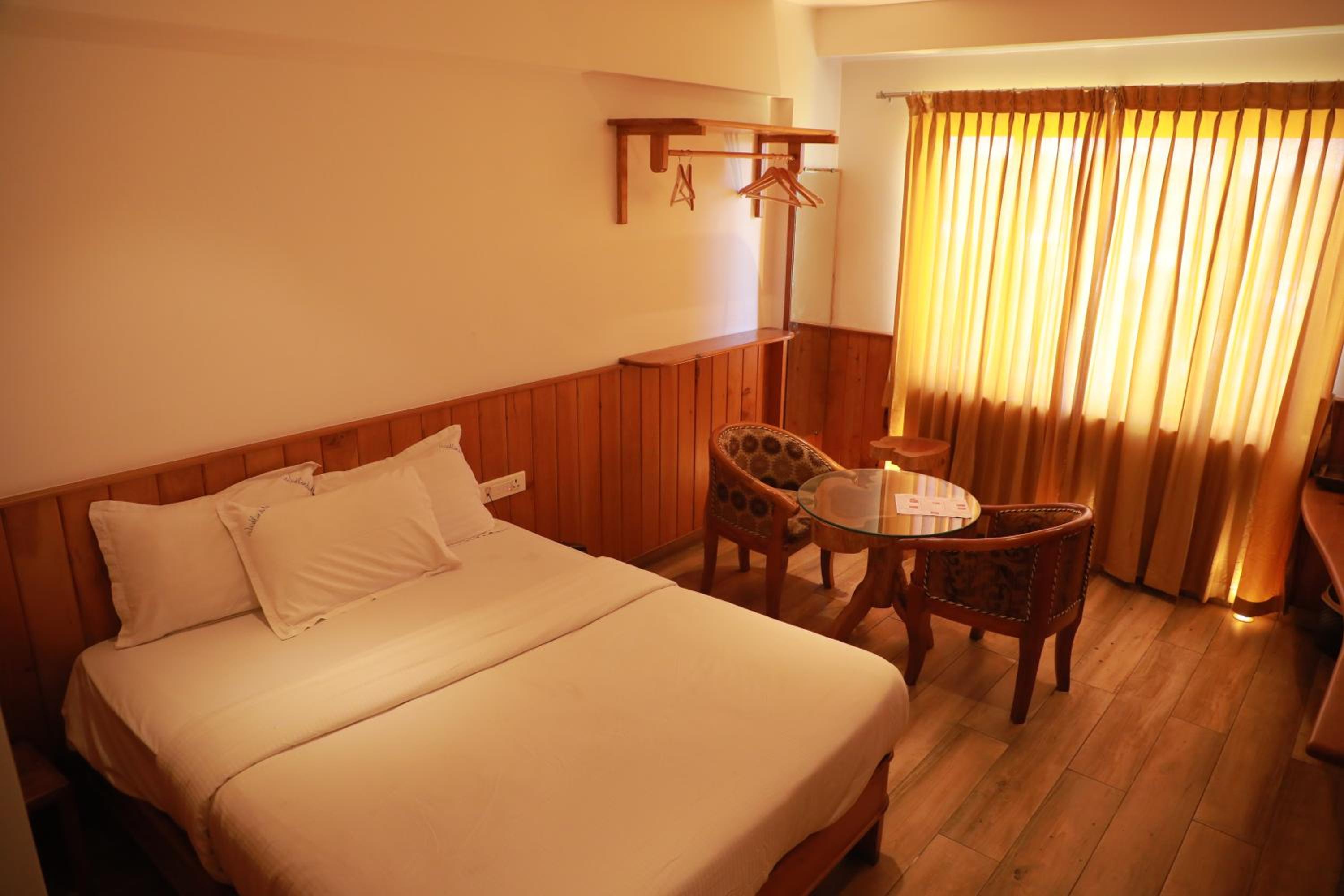 Queen Room photo 2