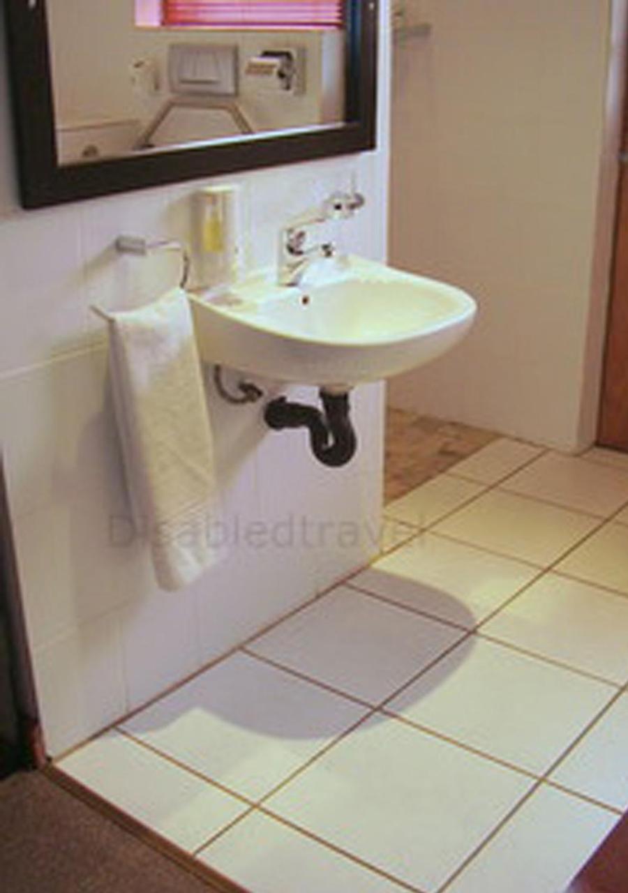 Single Room - Disability Access photo 3