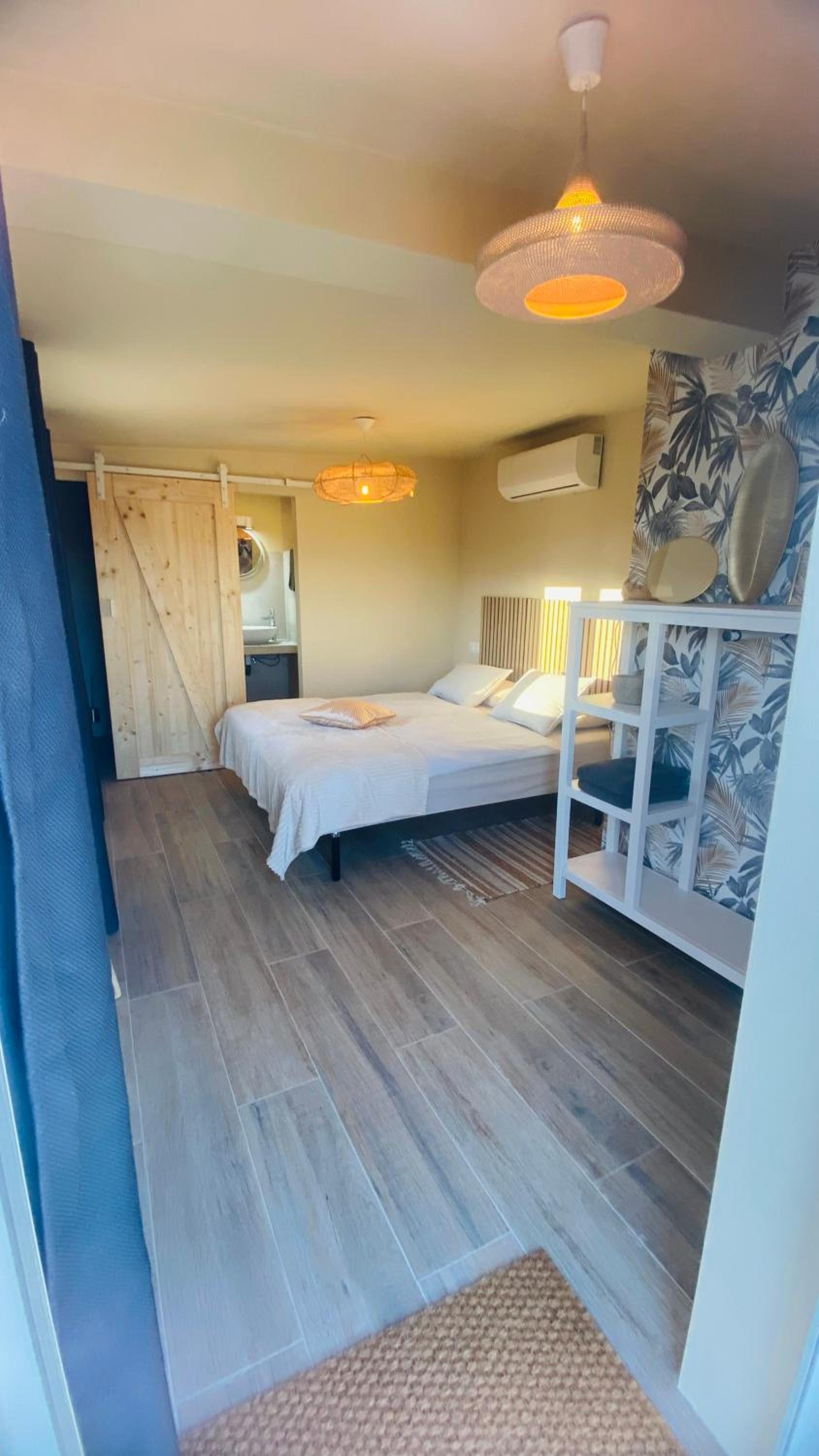 Deluxe Double Room with Shower photo 3