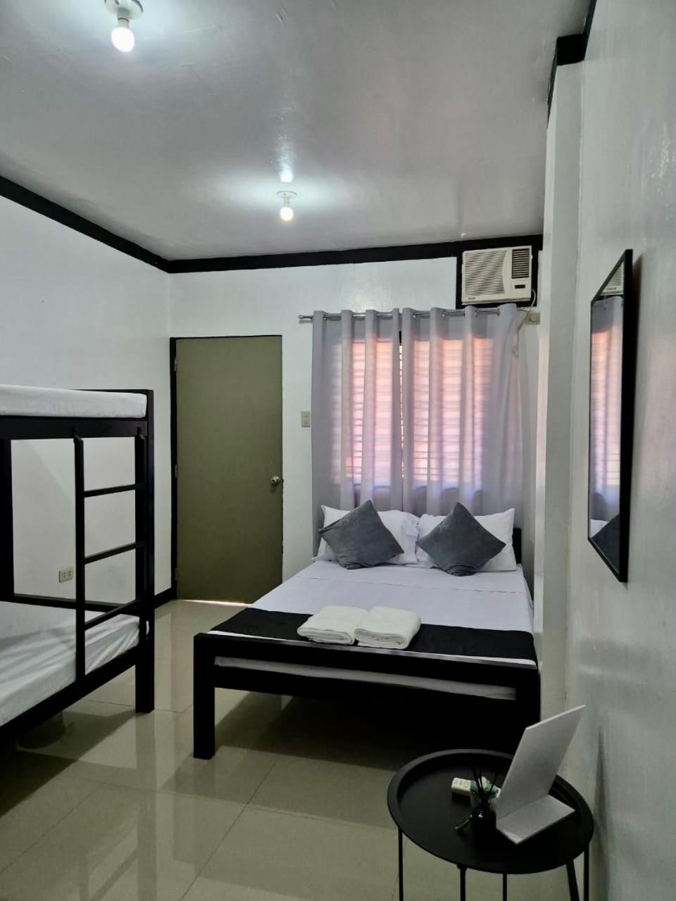 Quadruple Room with Private Bathroom photo 1