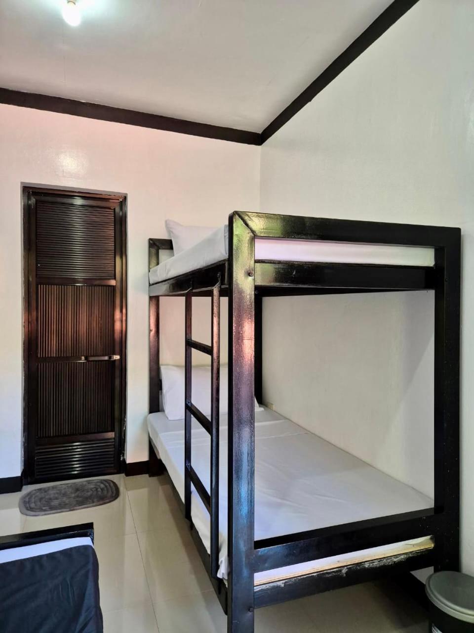 Quadruple Room with Private Bathroom photo 3