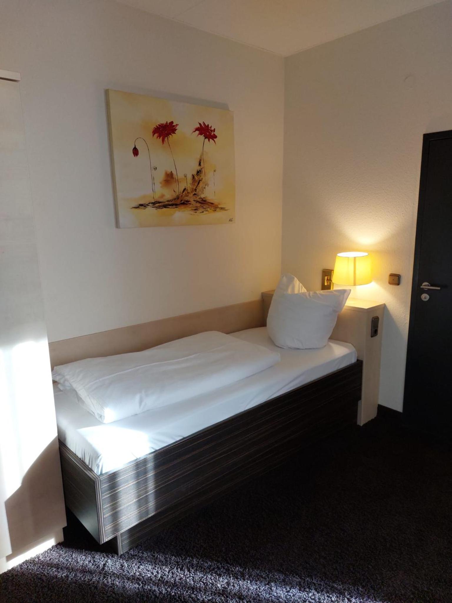 Family Room with Three Single Beds - Photo 1