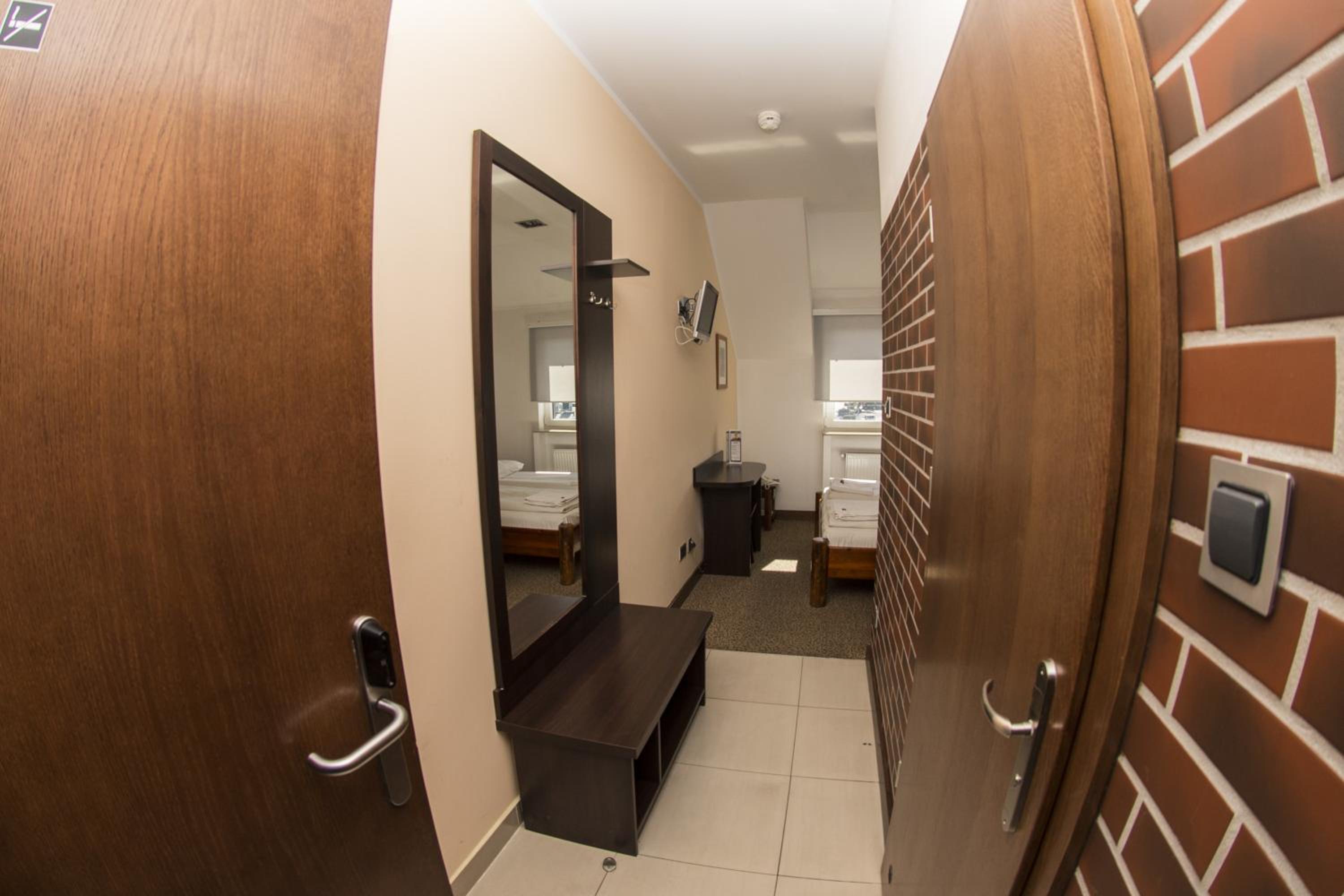 Twin Room - Photo 7