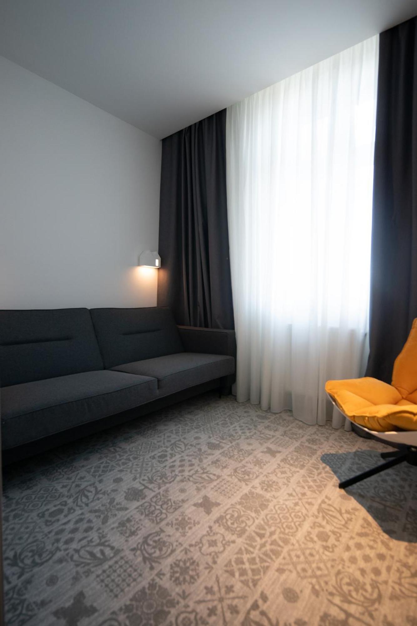 Family Suite with One Double Bed and Sofa Bed - Photo 7