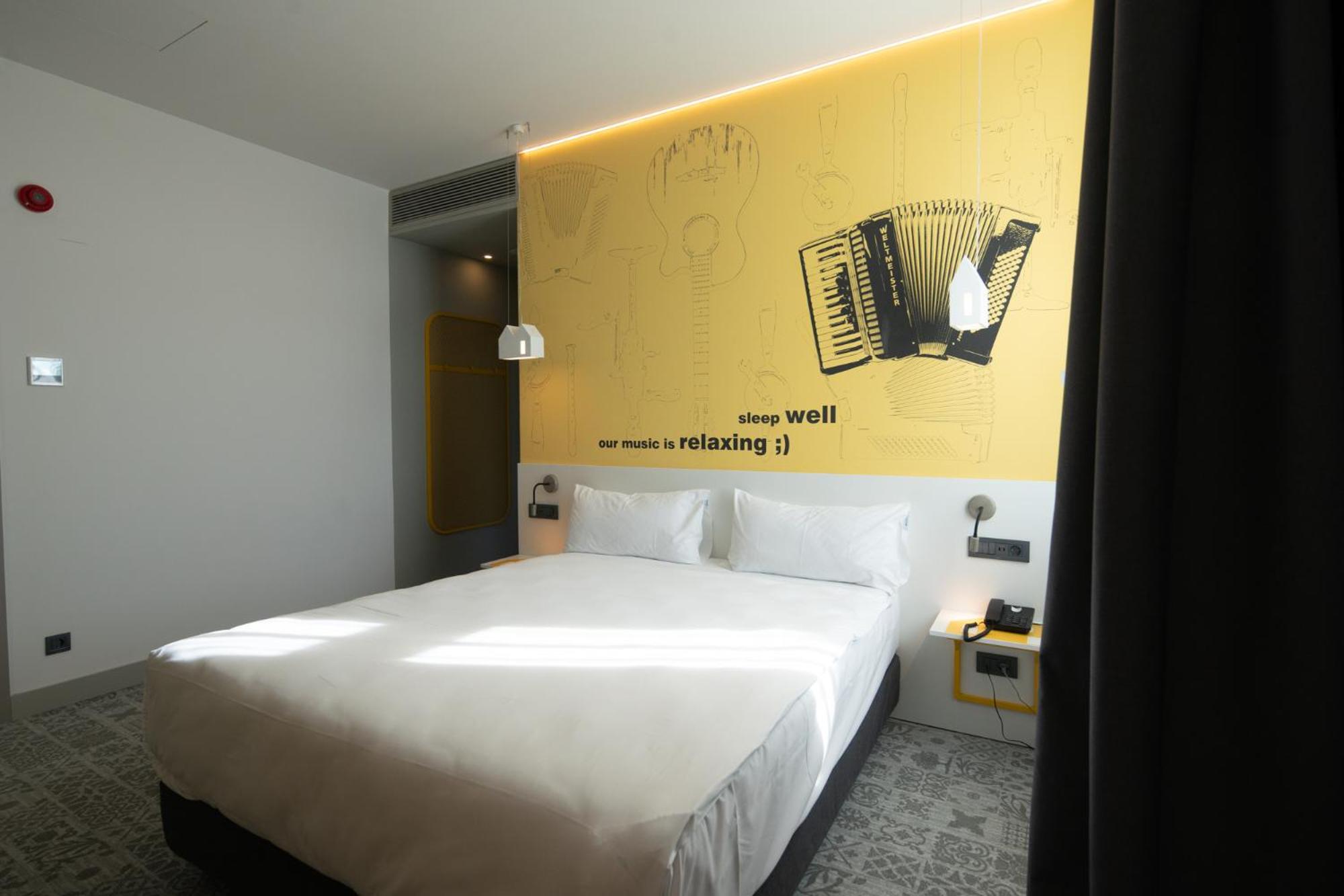 Family Suite with One Double Bed and Sofa Bed - Photo 8