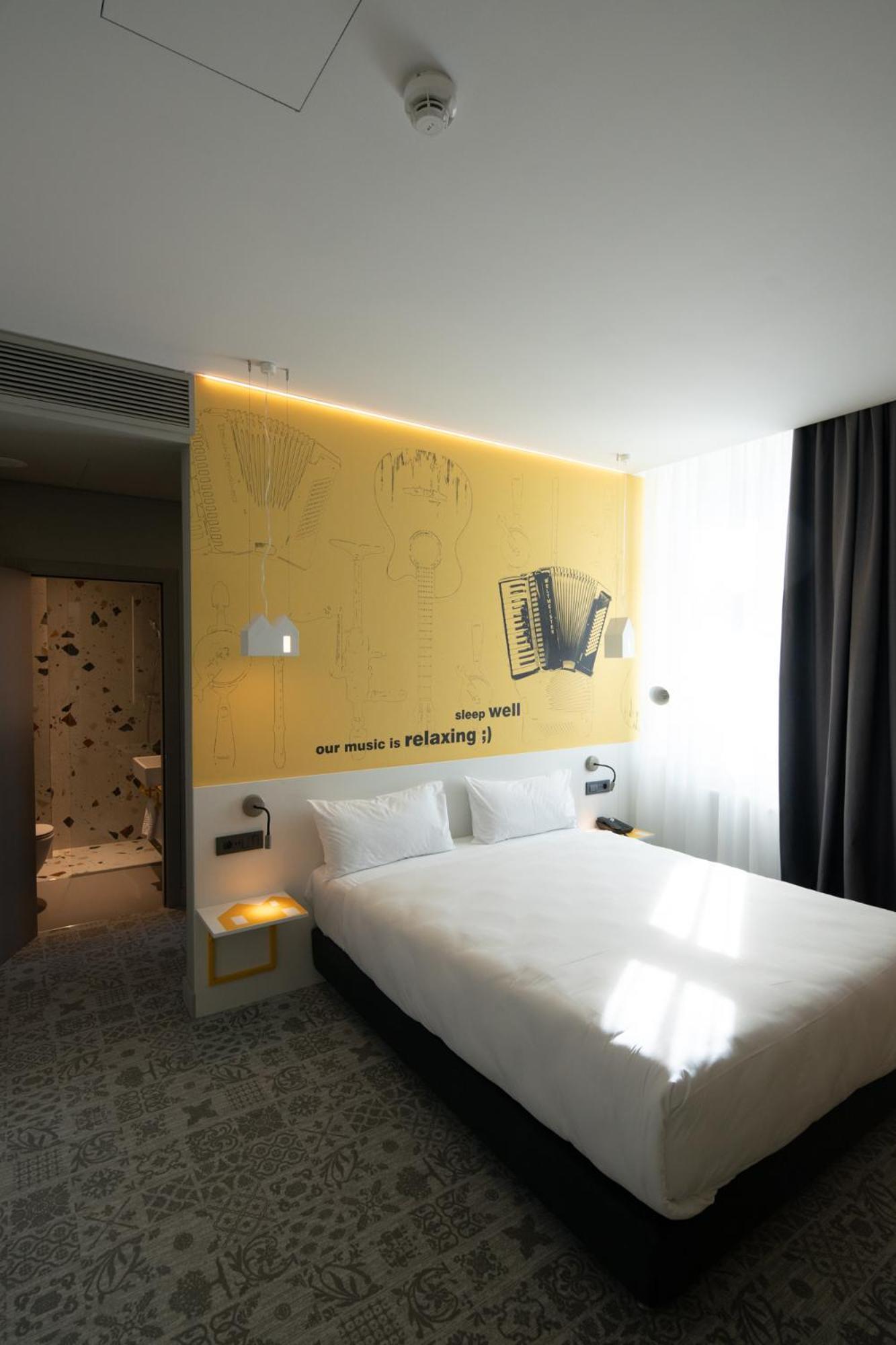 Family Suite with One Double Bed and Sofa Bed - Photo 4