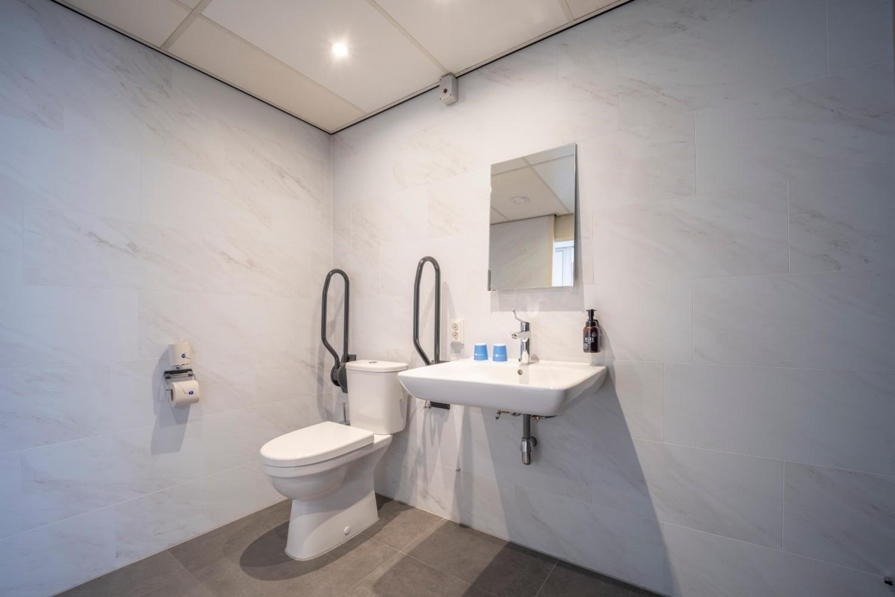 Double Room for Disabled Guests - Photo 6