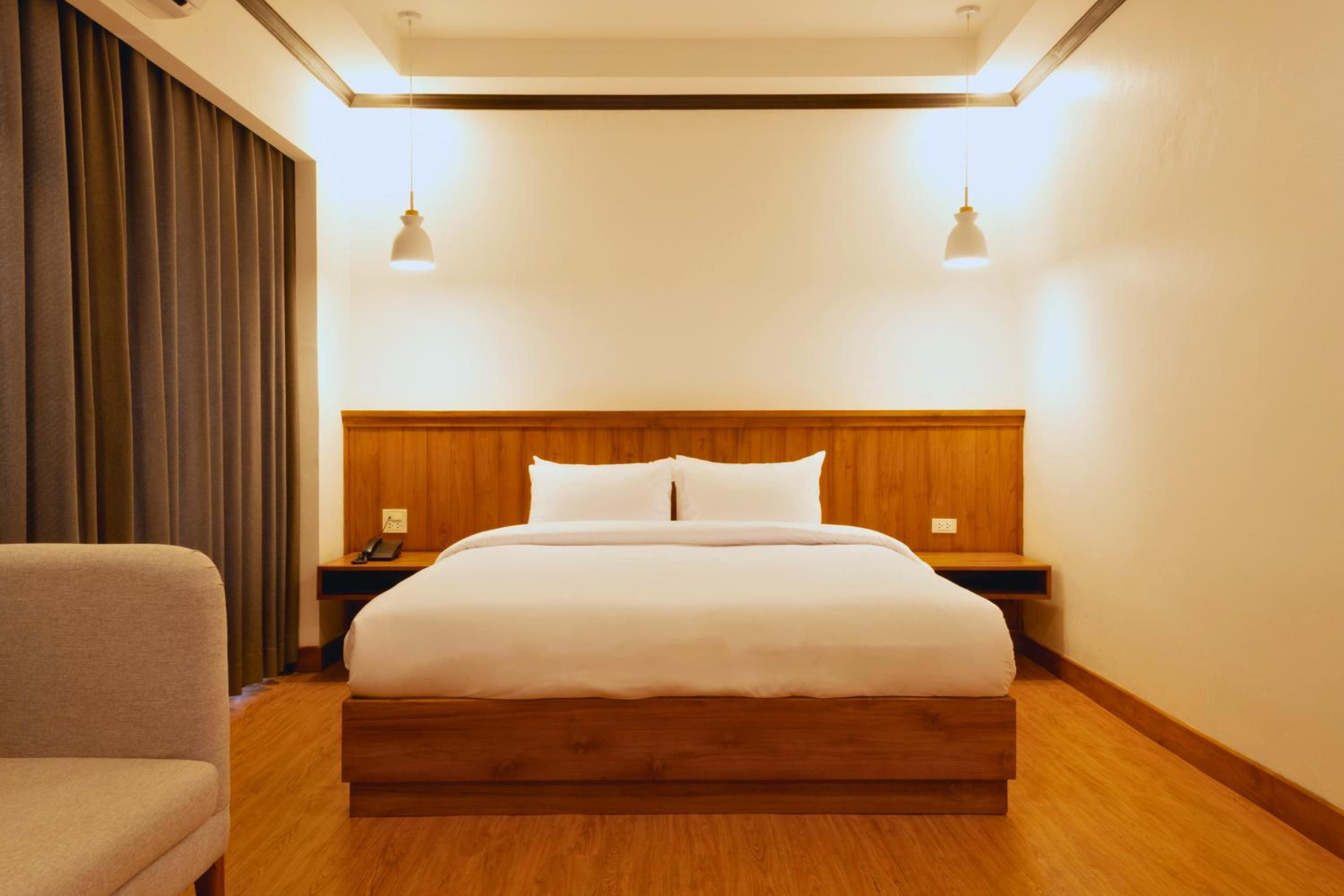 Executive Suite - Photo 5