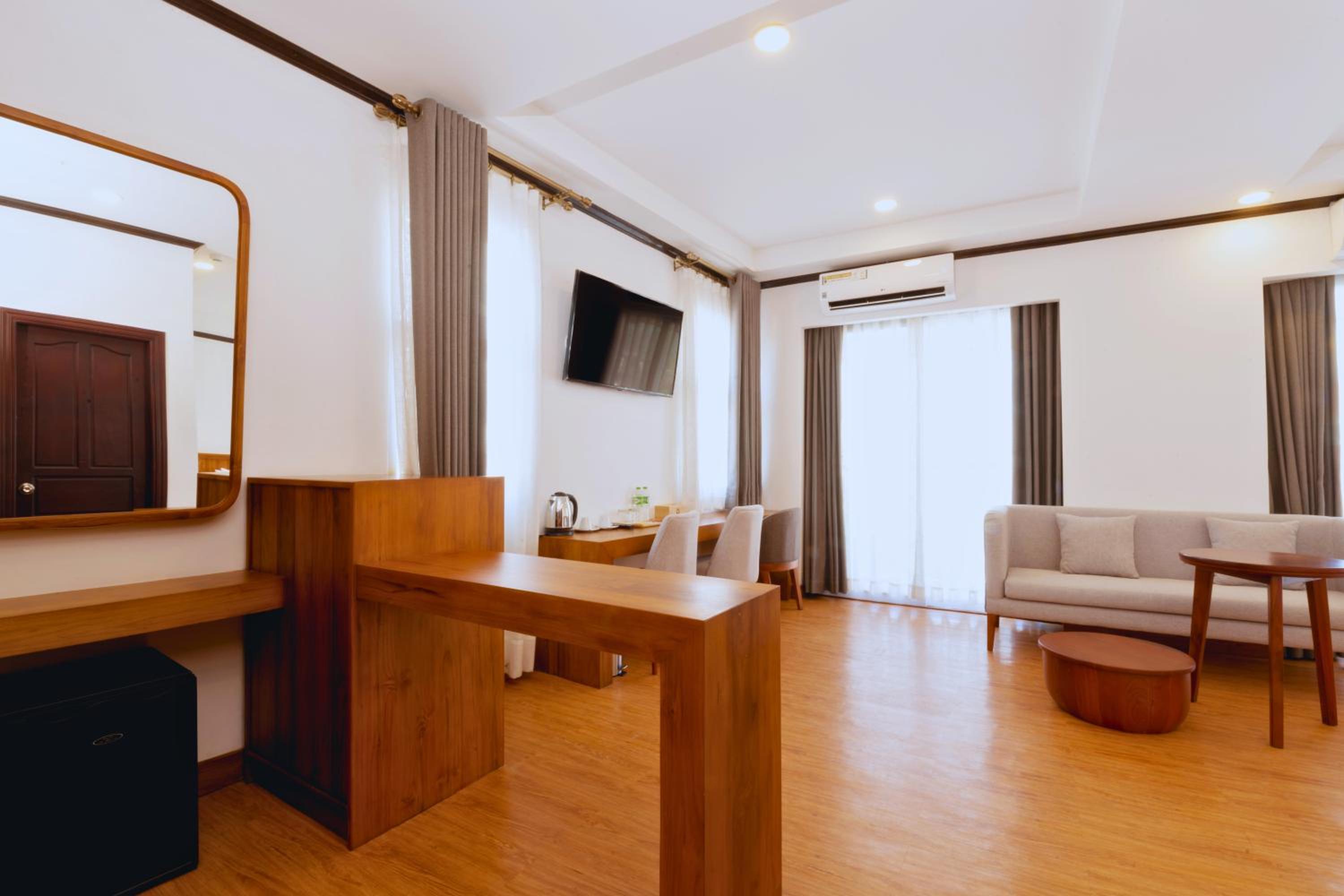 Executive Suite - Photo 2