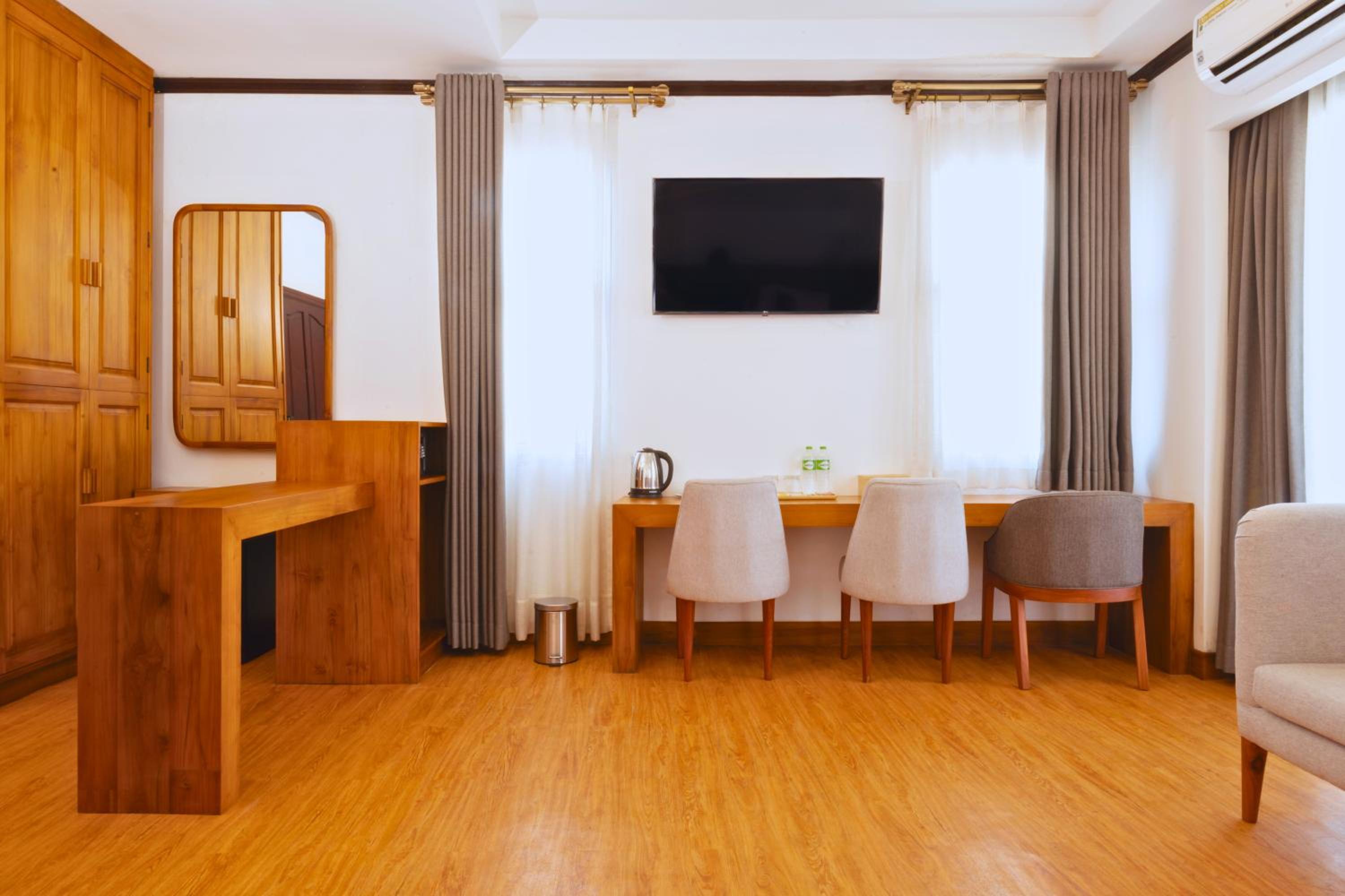 Executive Suite - Photo 6