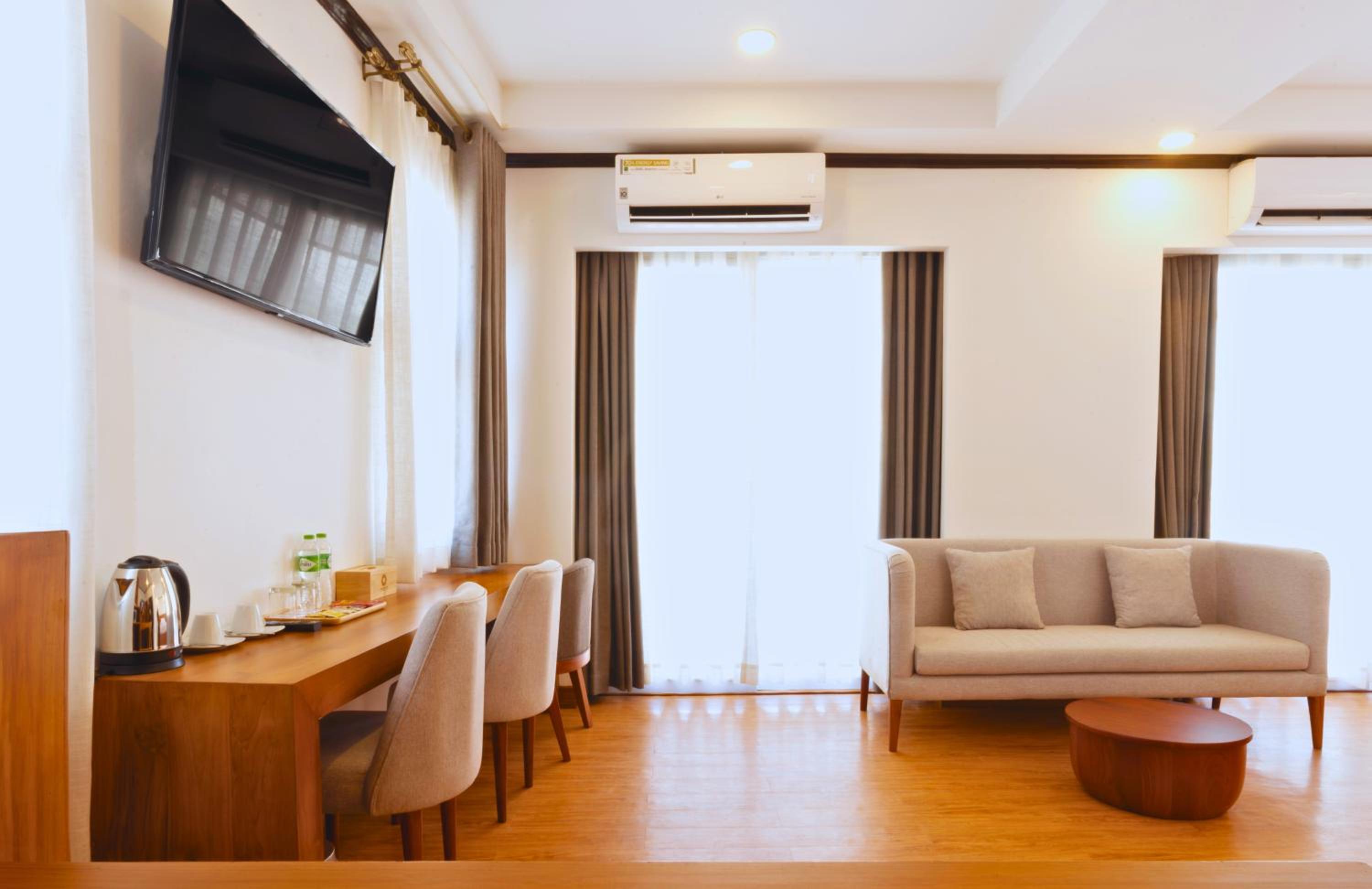 Executive Suite - Photo 3