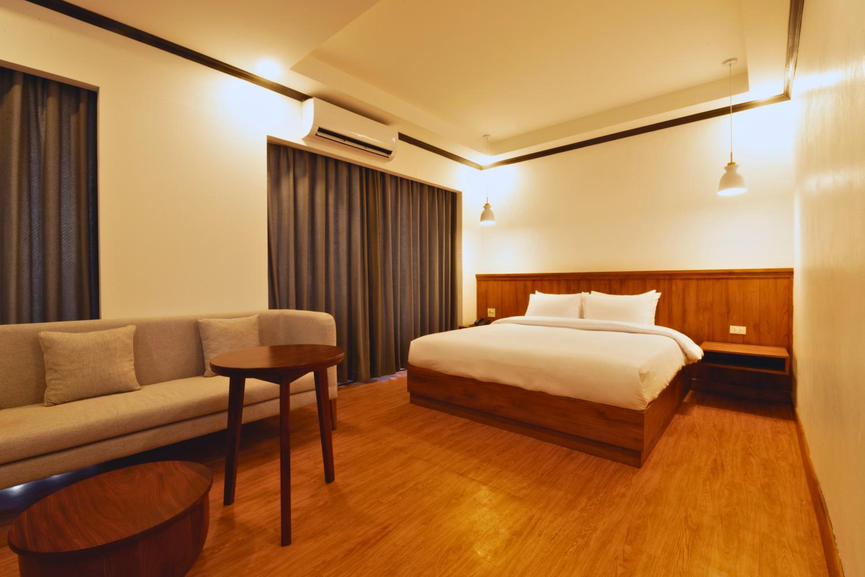 Executive Suite - Photo 8