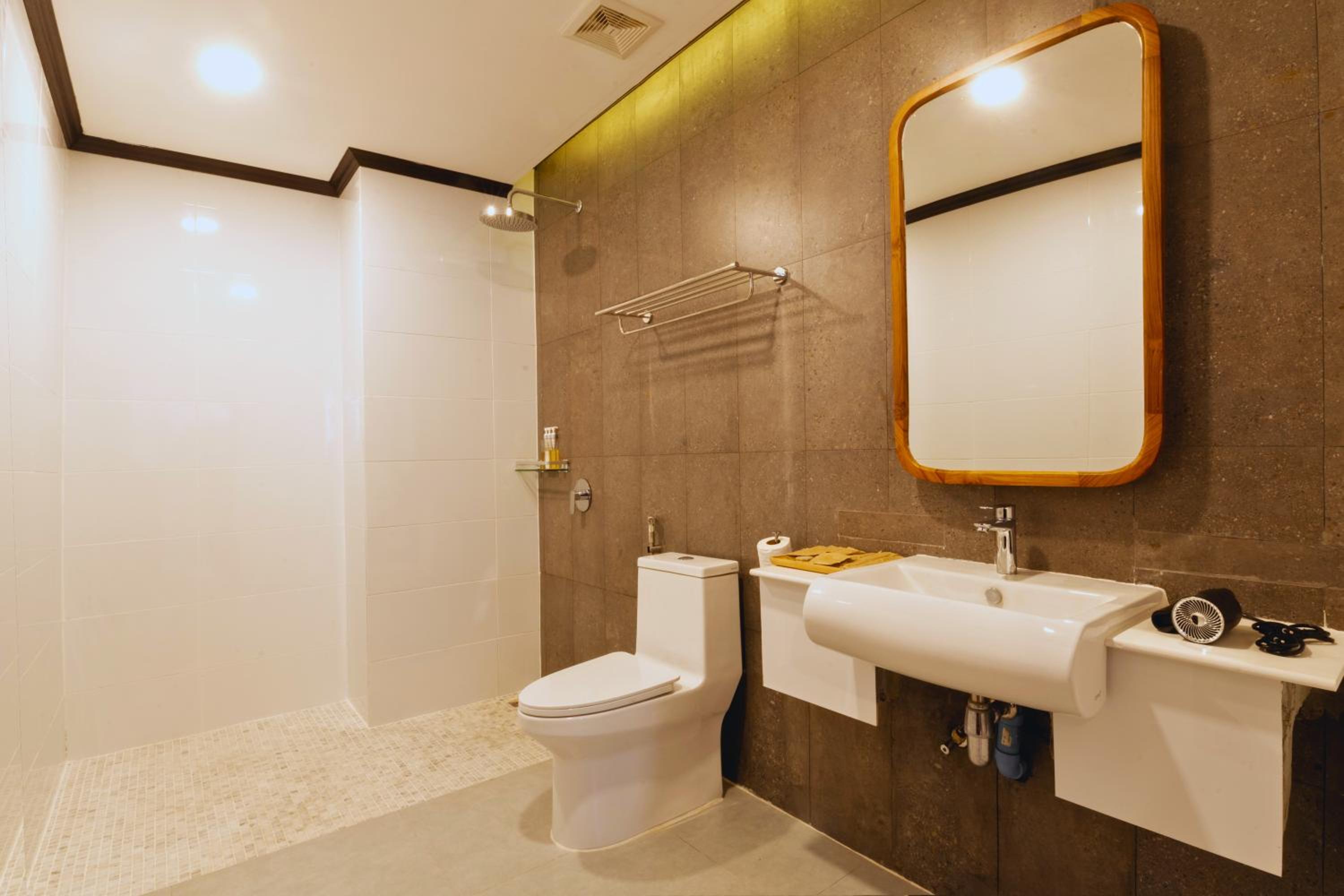 Executive Suite - Photo 10