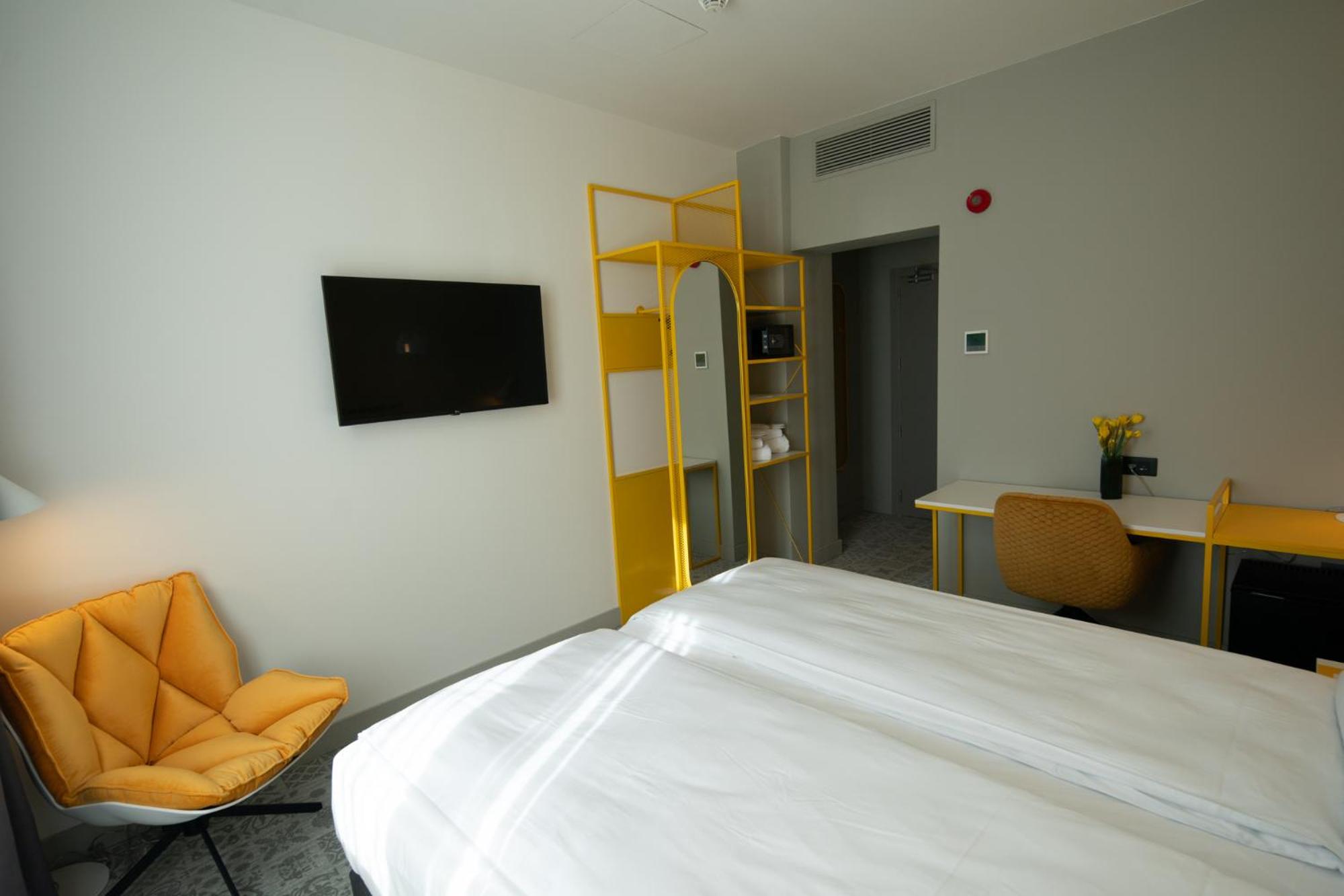 Standard Twin Room - Photo 9