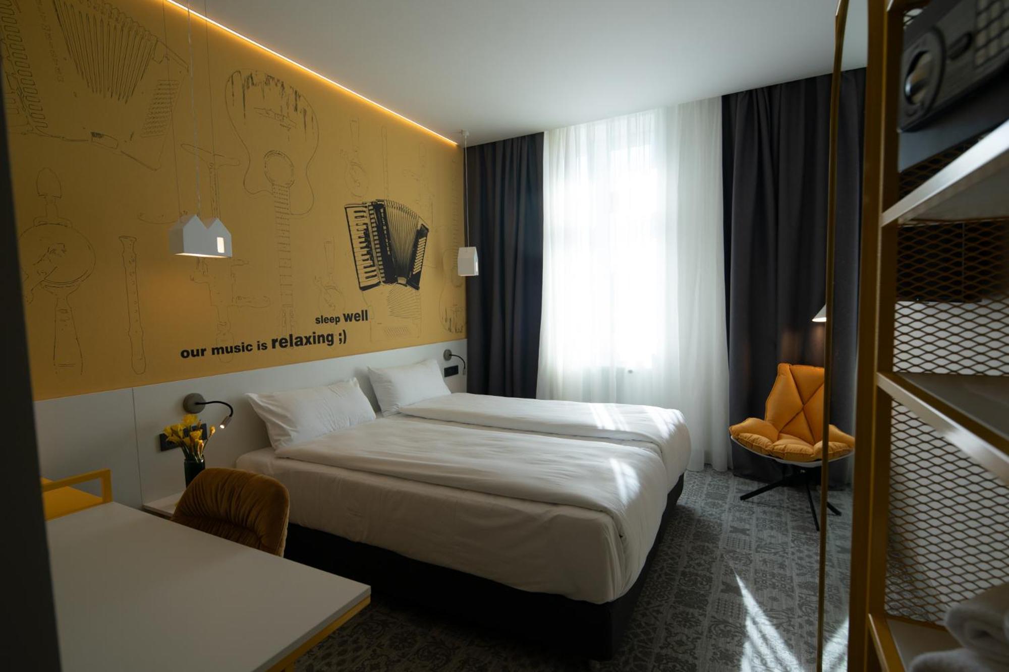 Premium Room with Two Single Beds - Photo 5