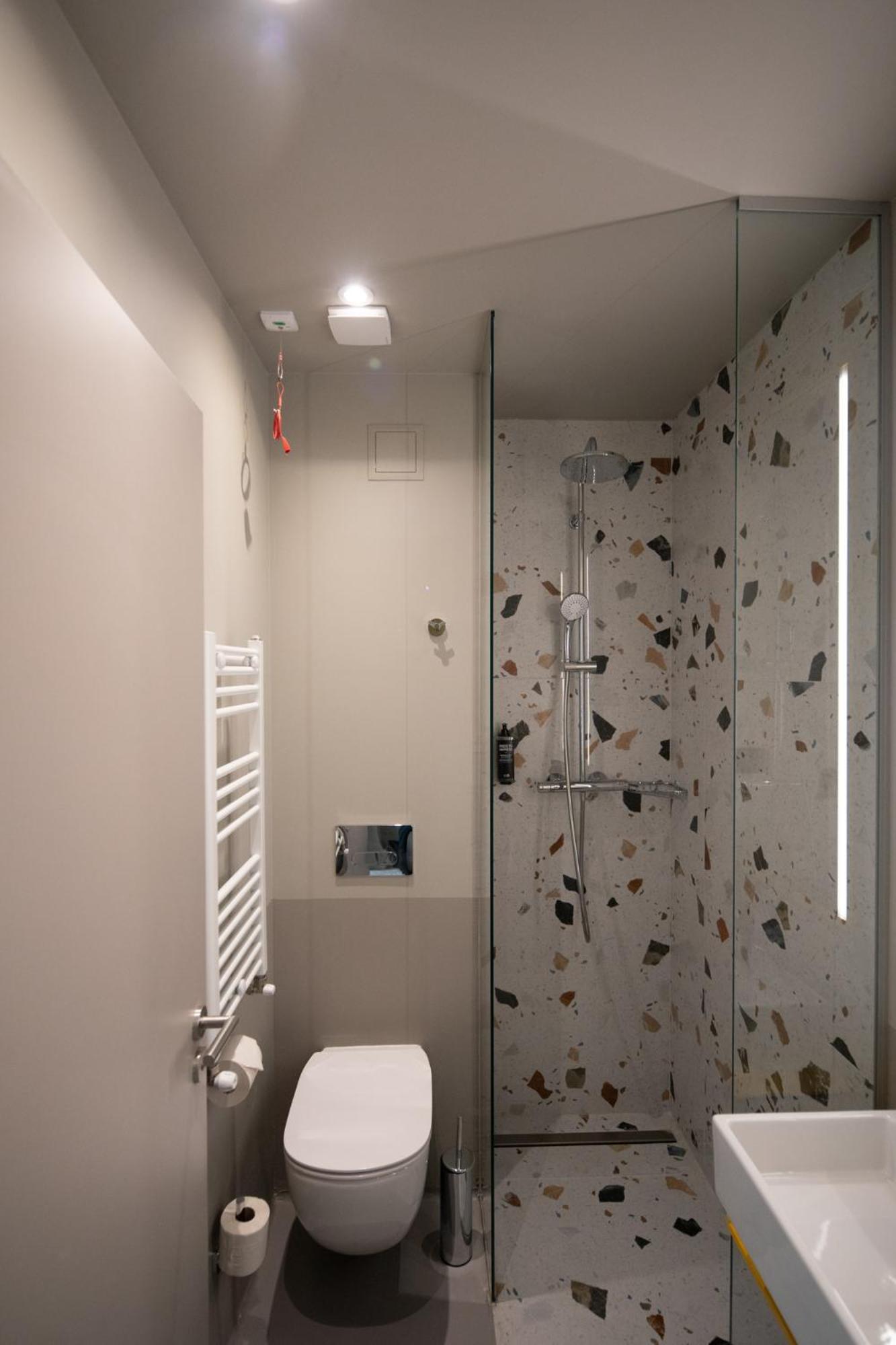 Standard Double Room - Photo 11