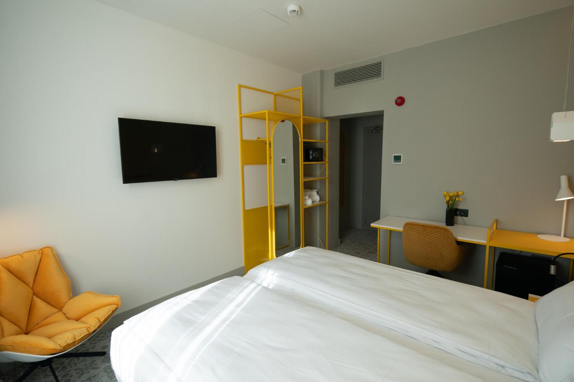 Premium Room with Two Single Beds - Photo 7