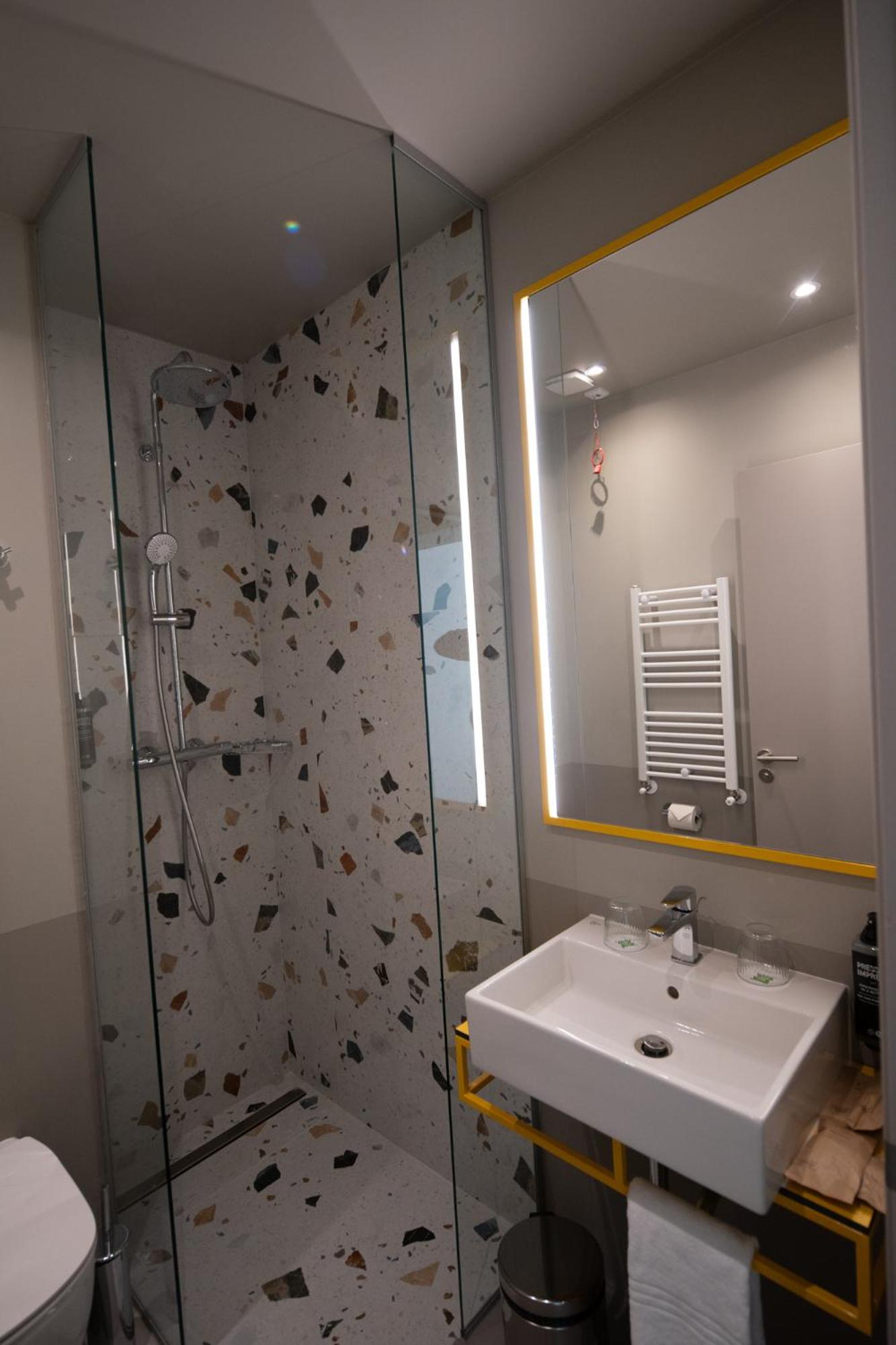 Premium Room with Two Single Beds - Photo 9