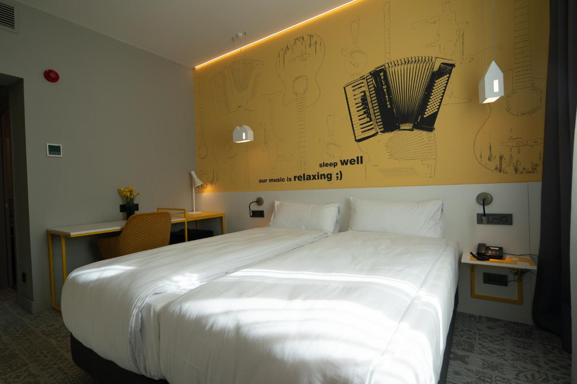 Premium Room with Two Single Beds - Photo 6