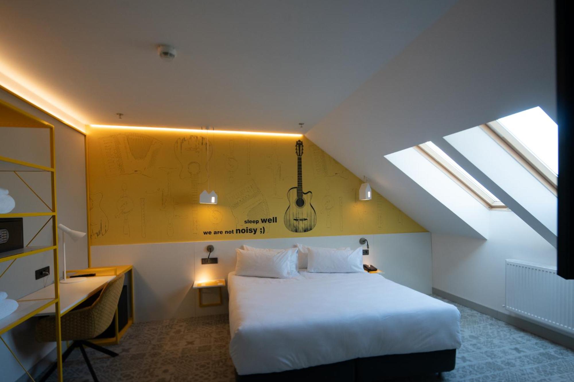 Standard Double Room - Photo 8