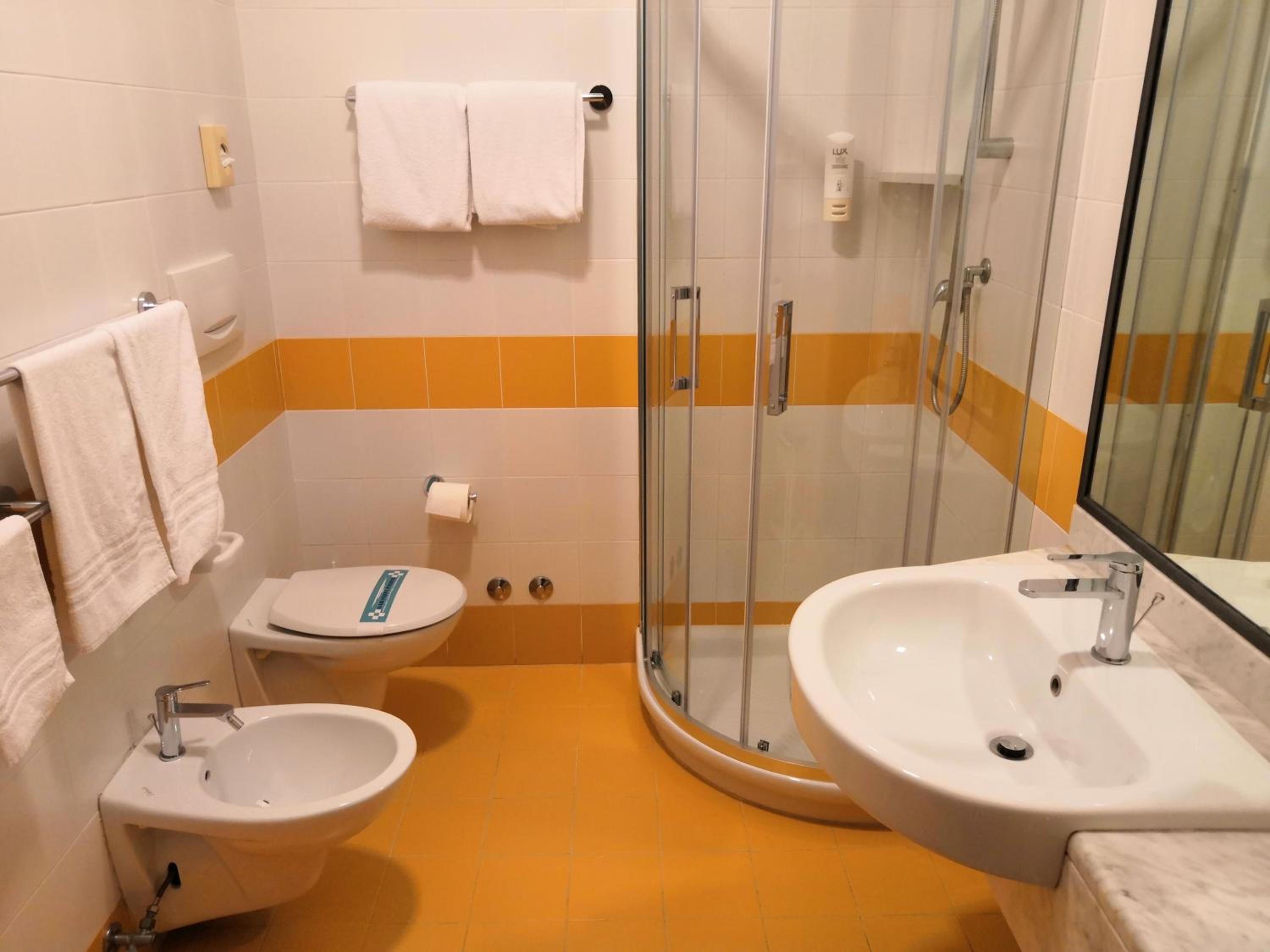 Standard Double or Twin Room with Lateral Sea View photo 3