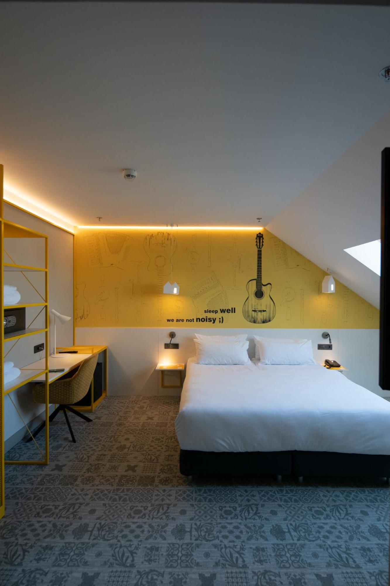 Premium Room with One Double Bed - Photo 13