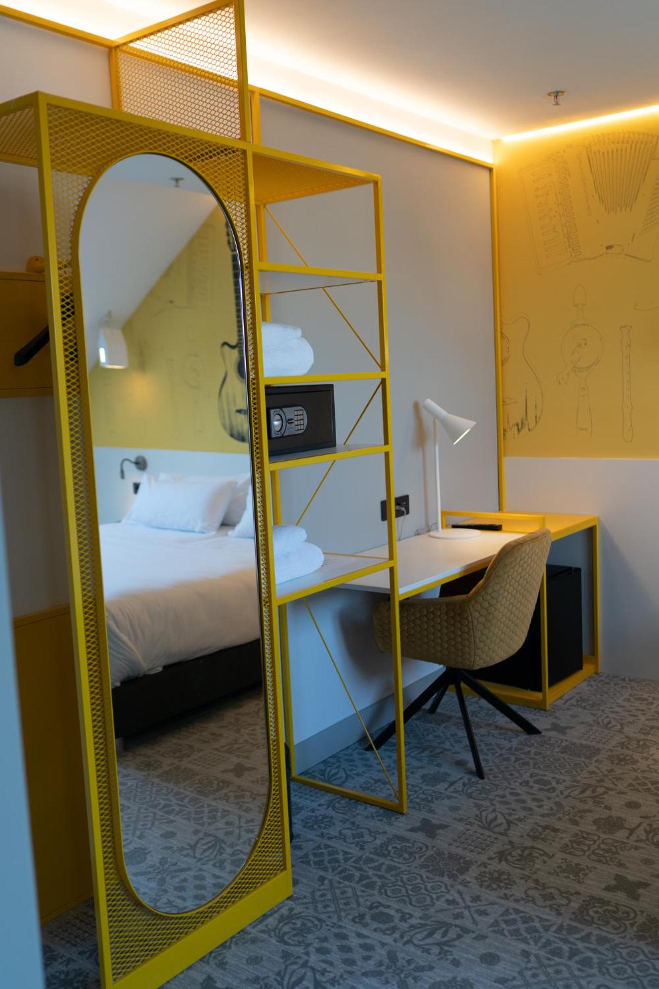 Premium Room with One Double Bed - Photo 2