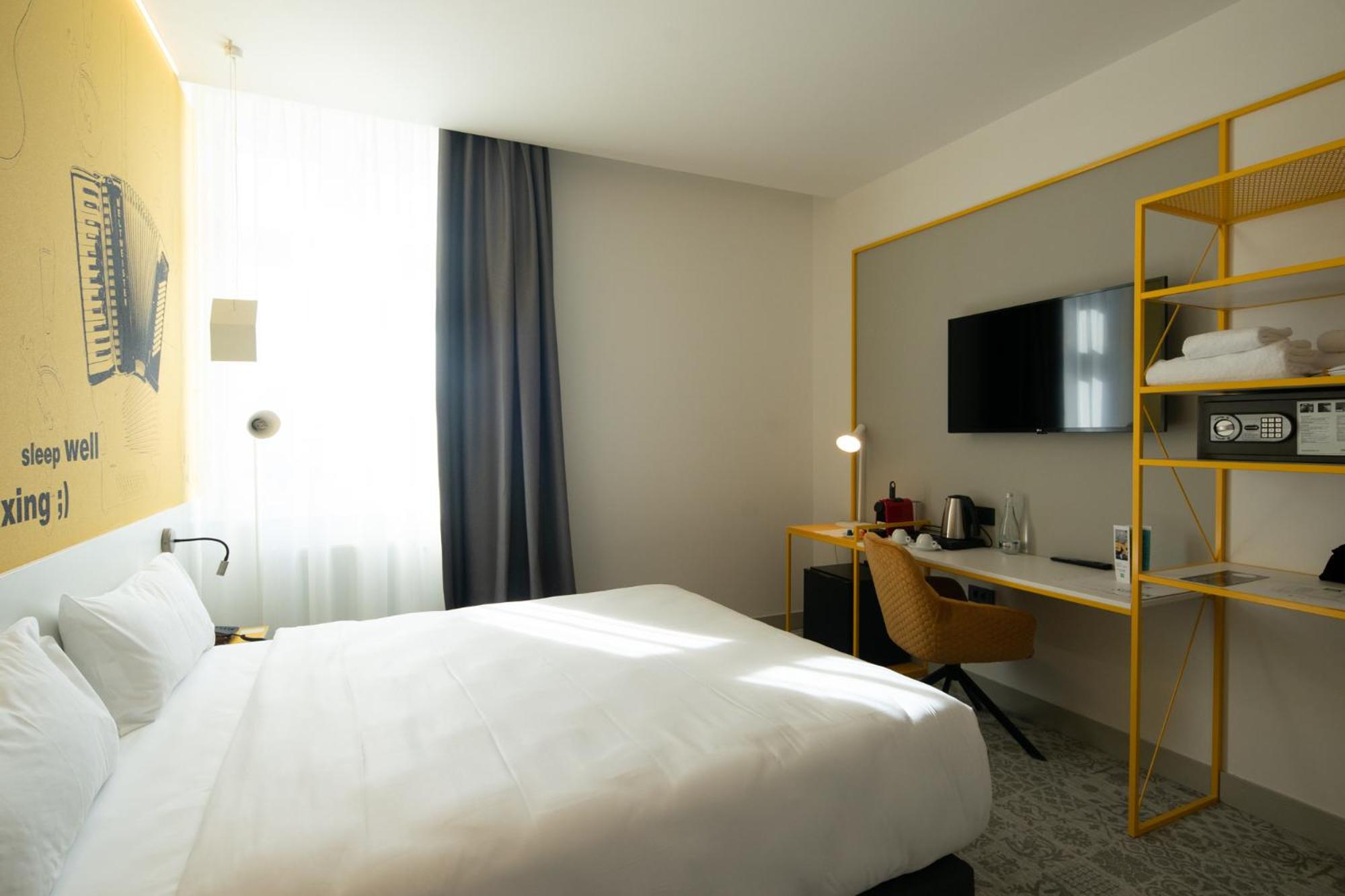 Premium Room with One Double Bed - Photo 3