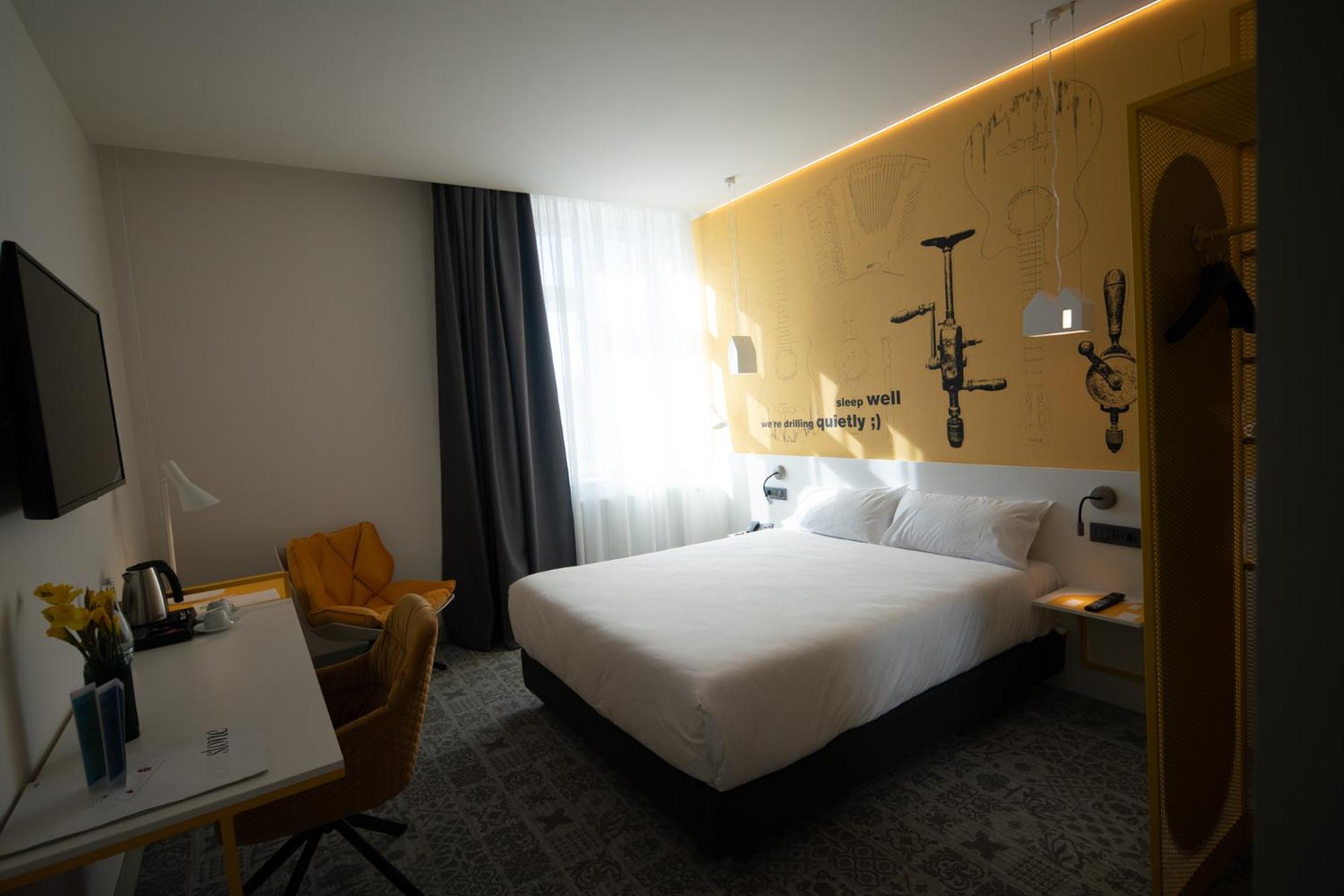 Premium Room with One Double Bed - Photo 11