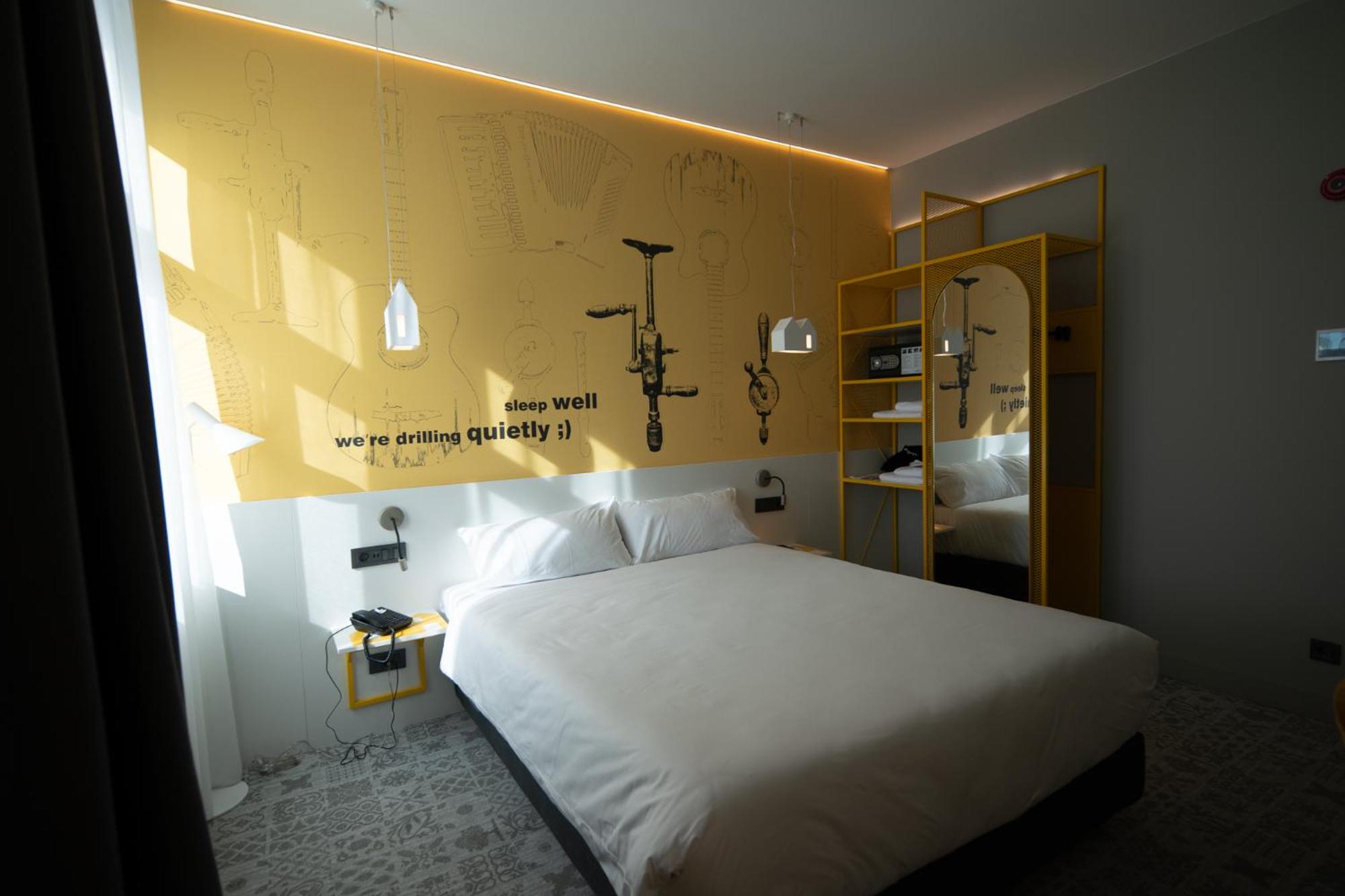 Premium Room with One Double Bed - Photo 6