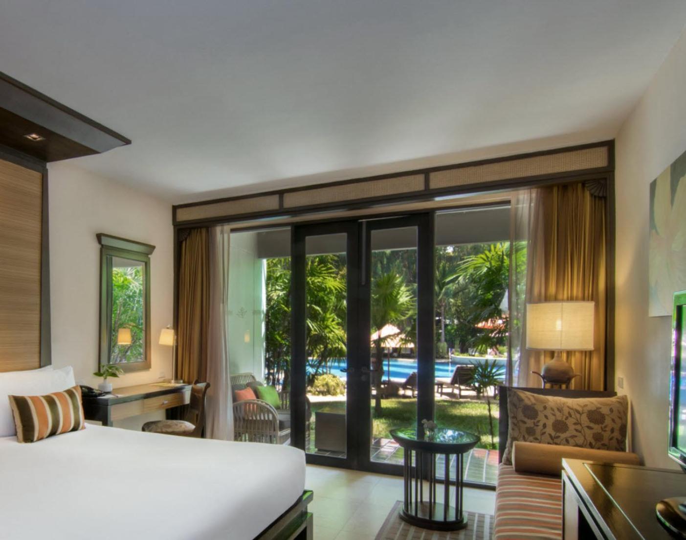 Tropical Deluxe Poolside Twin Bed