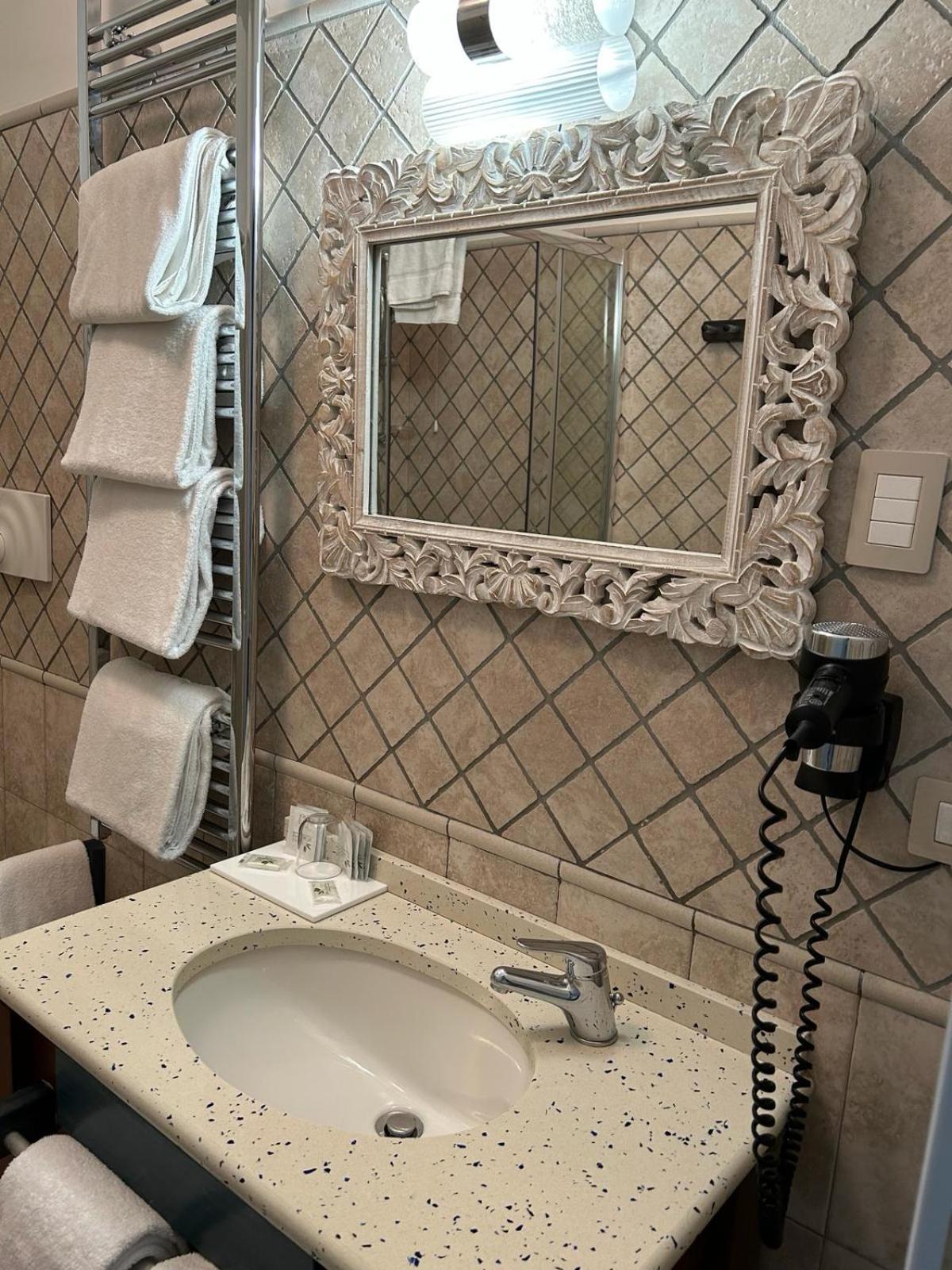 Deluxe Double or Twin Room with Side Sea View