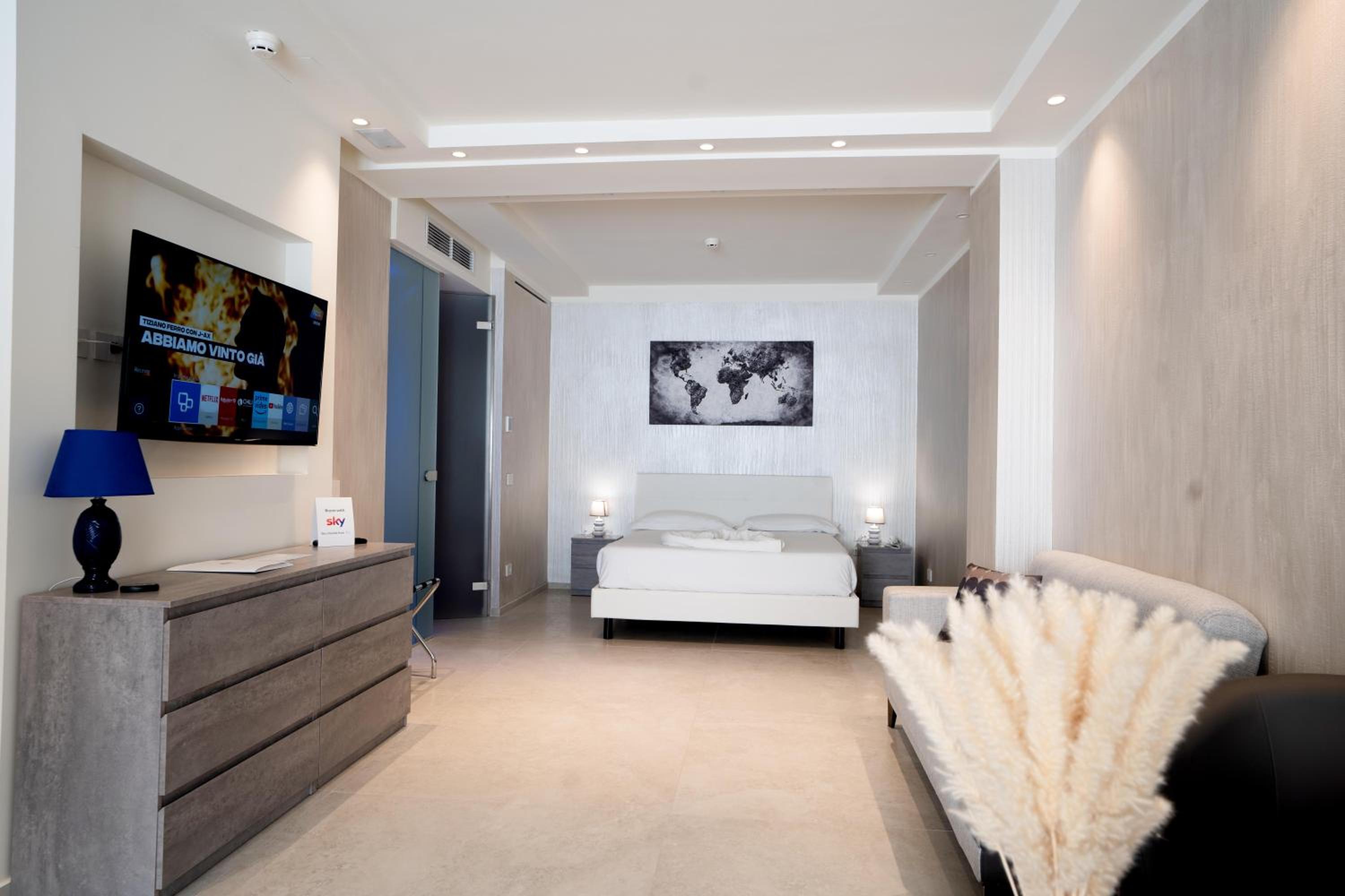 Suite with Hot Tub - Photo 7