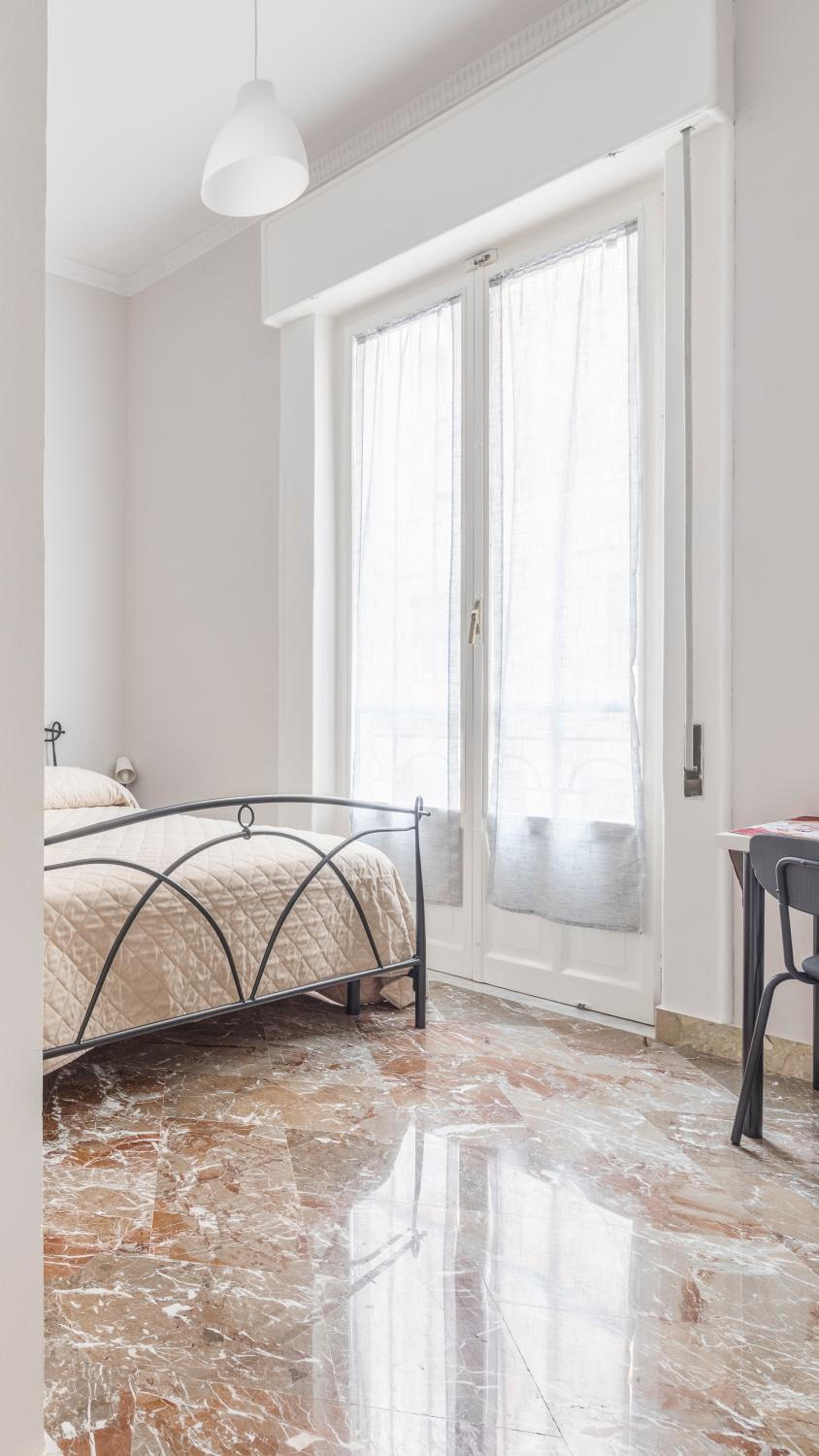 King Room with Balcony - Photo 6