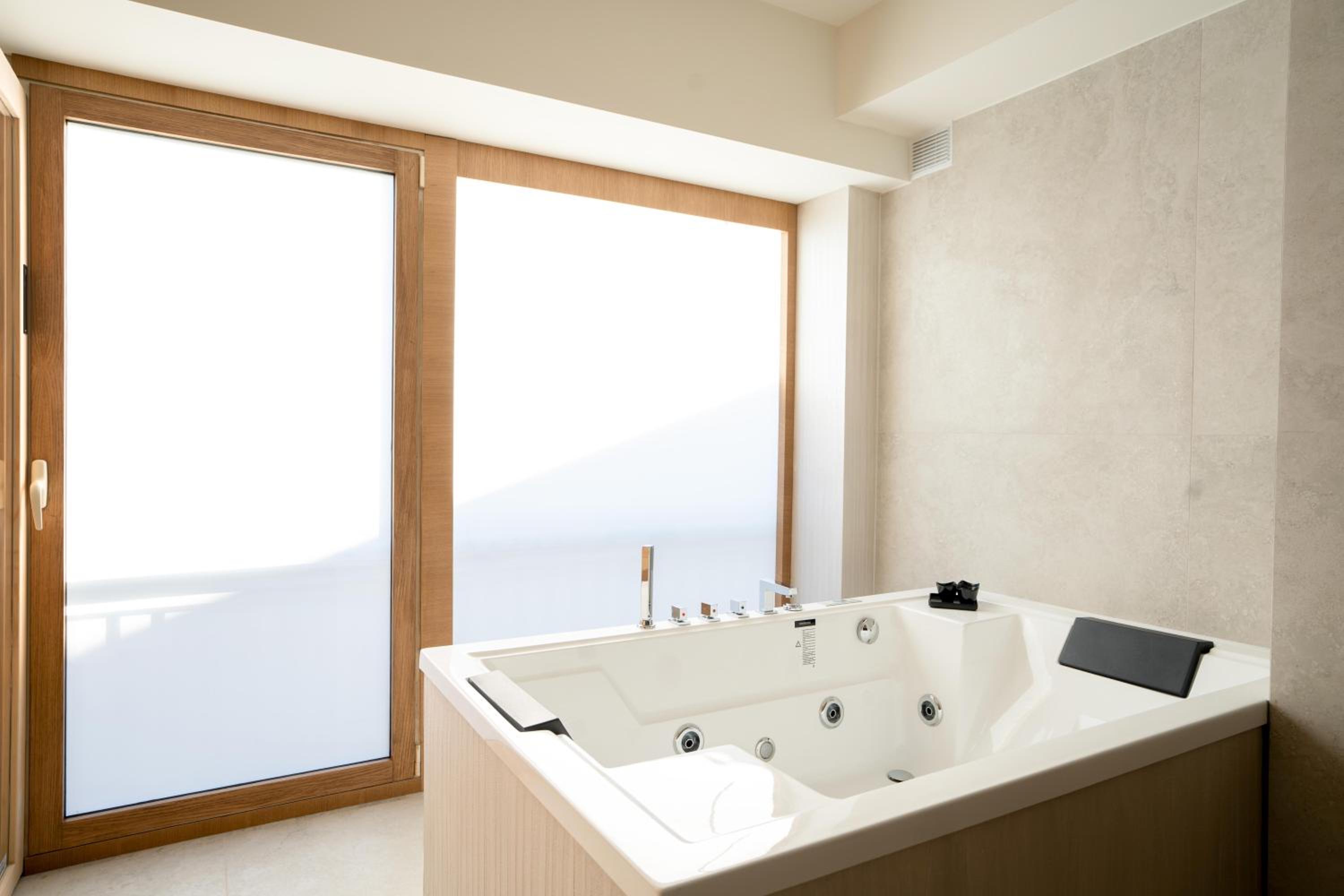 Suite with Hot Tub - Photo 3