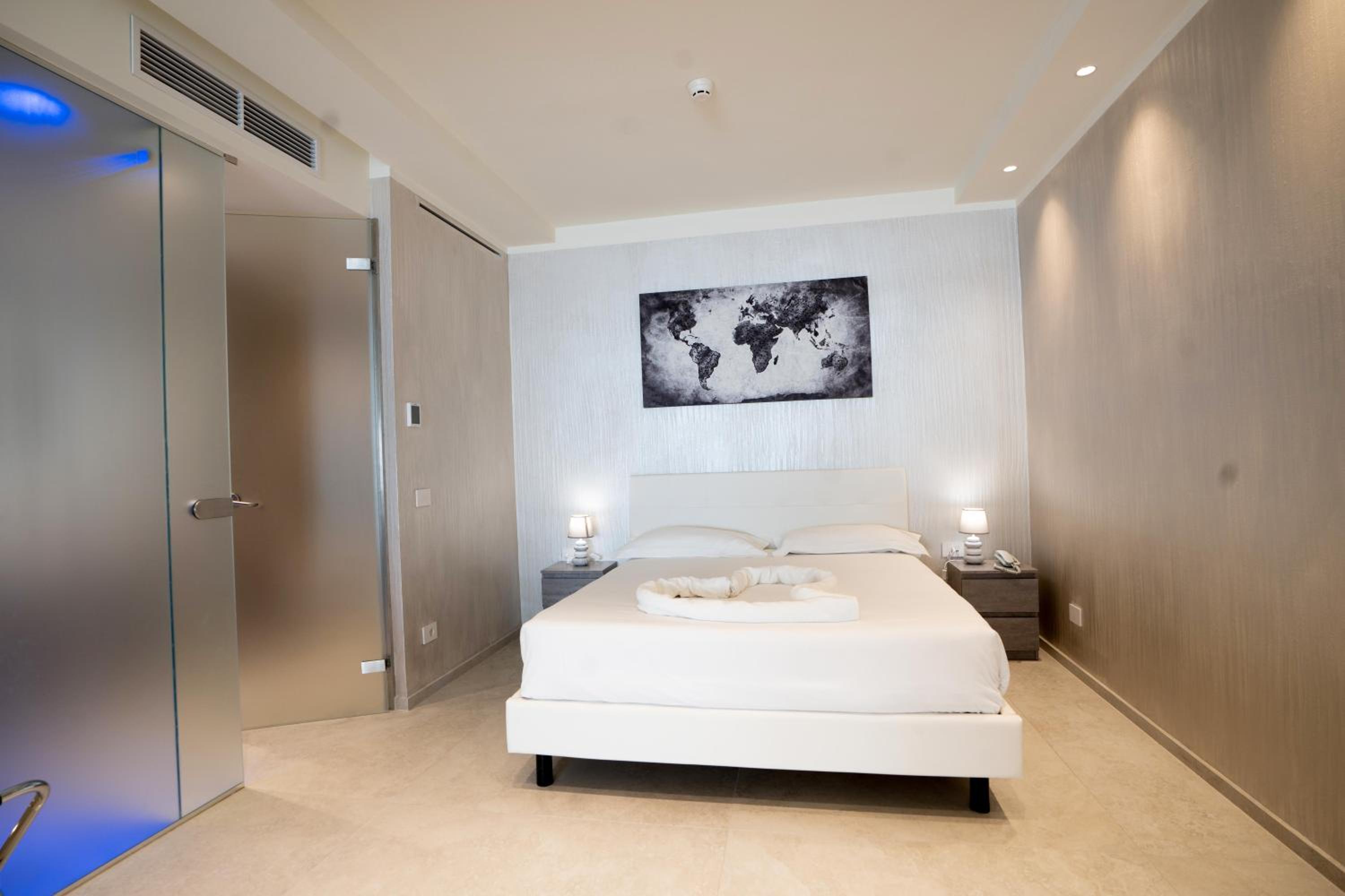 Suite with Hot Tub - Photo 5