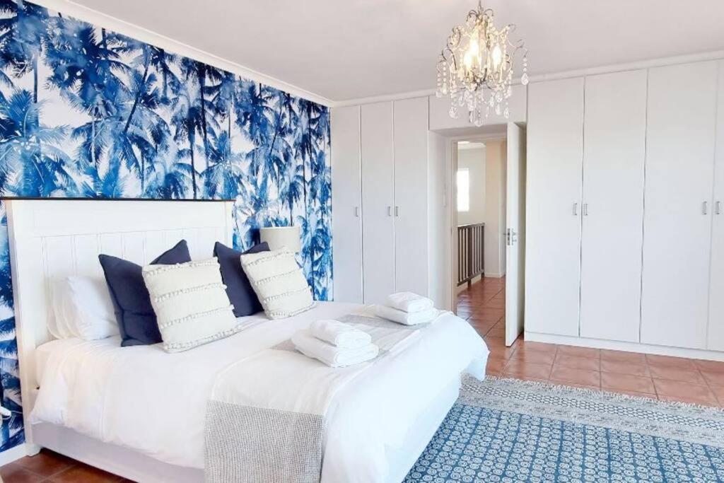 Six-Bedroom House photo 1