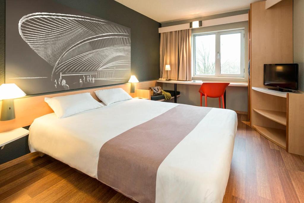 Room with One Double Bed and one Single Bed - Photo 5