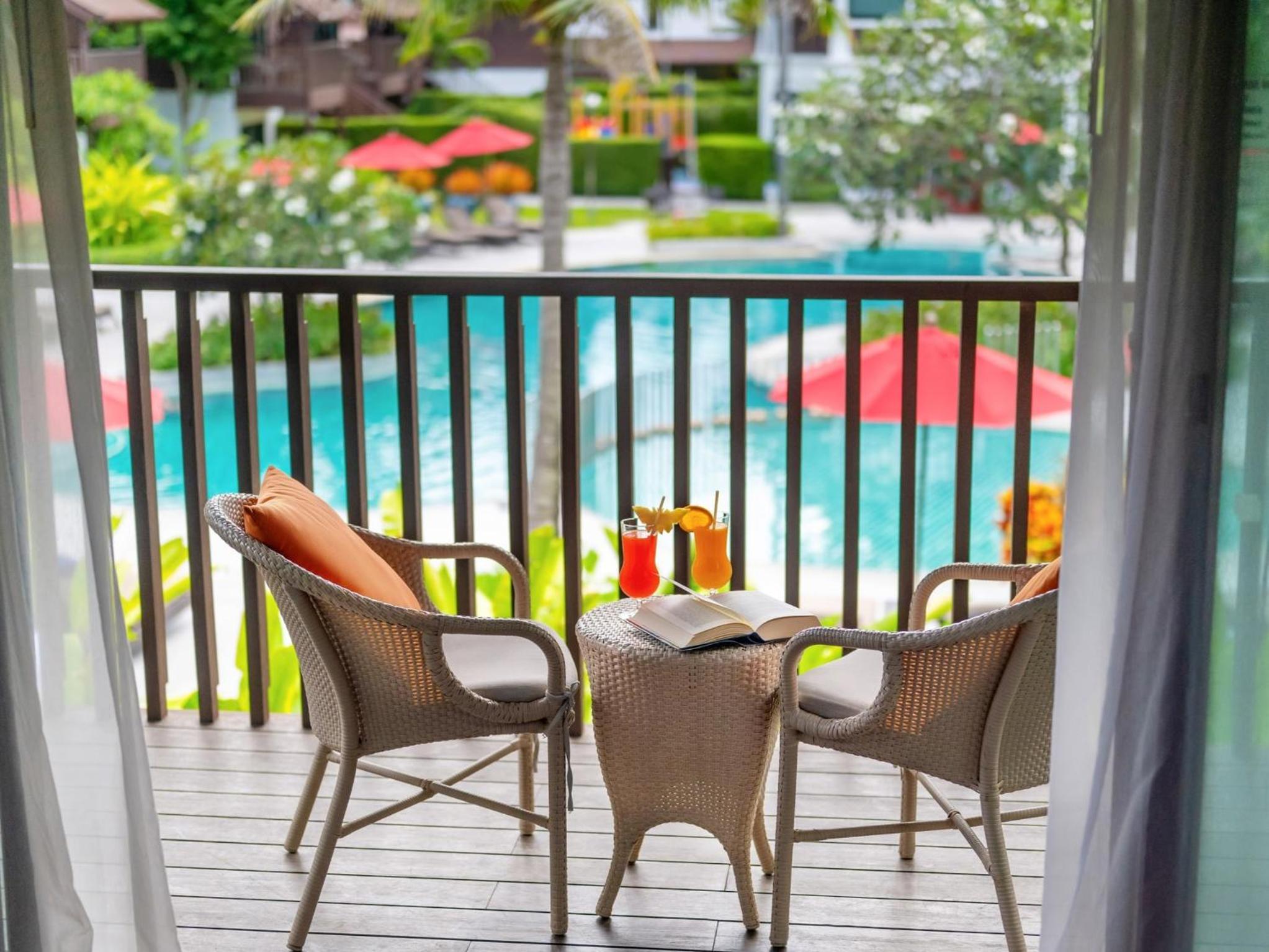 Deluxe King Room with Pool View - Thai Village Wing photo 2