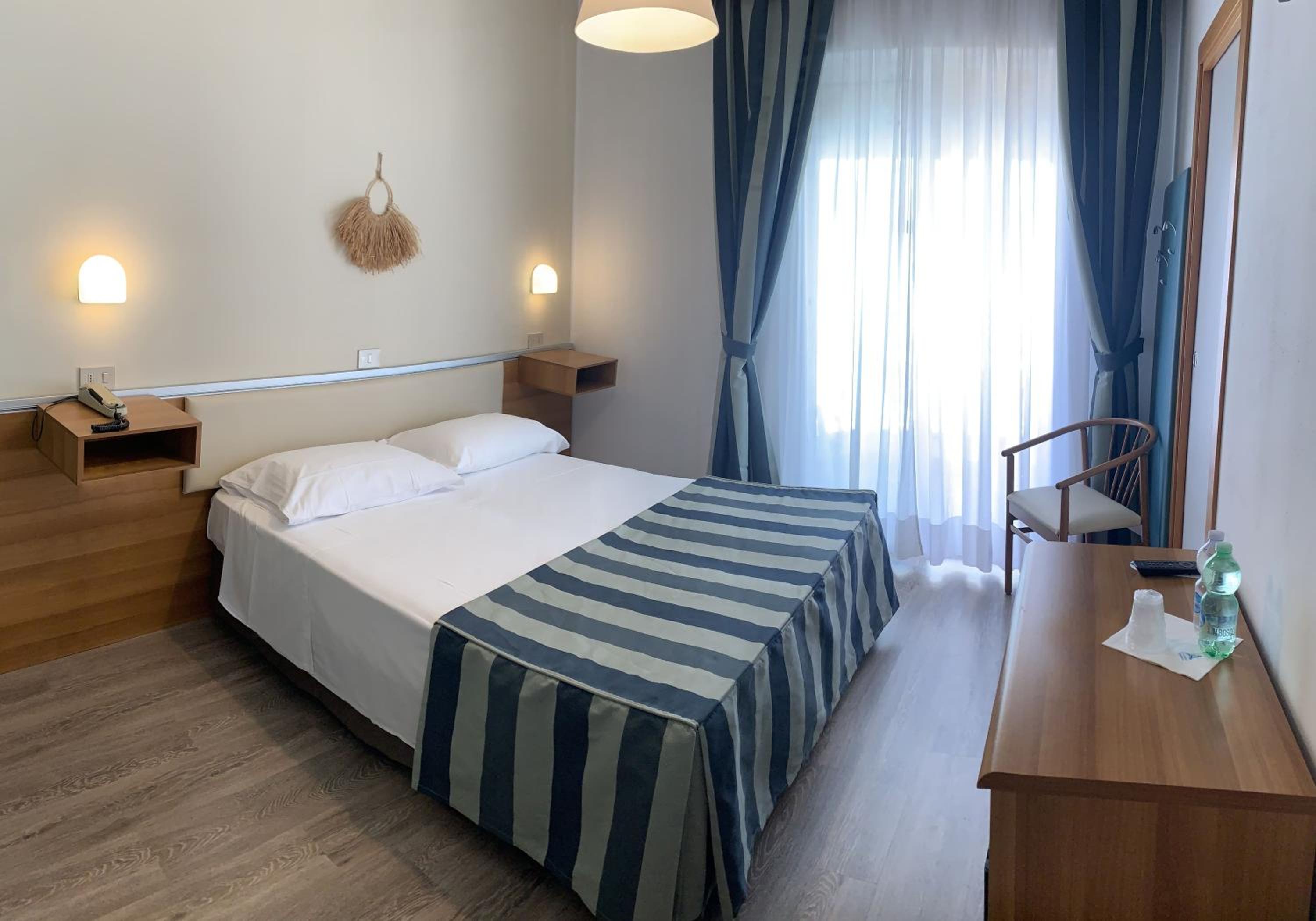 Standard Double or Twin Room with Lateral Sea View photo 2