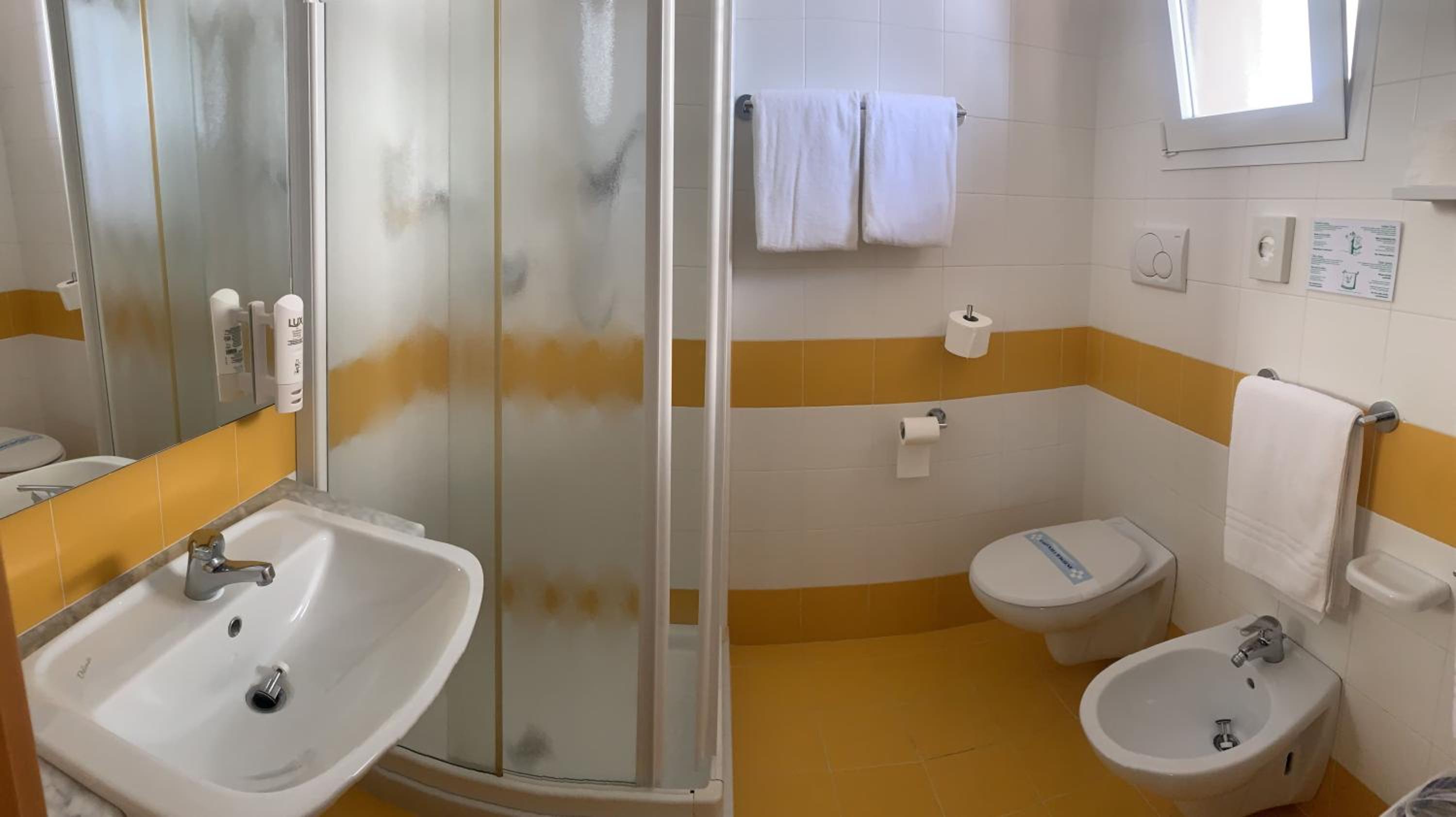Standard Double or Twin Room with Lateral Sea View photo 3