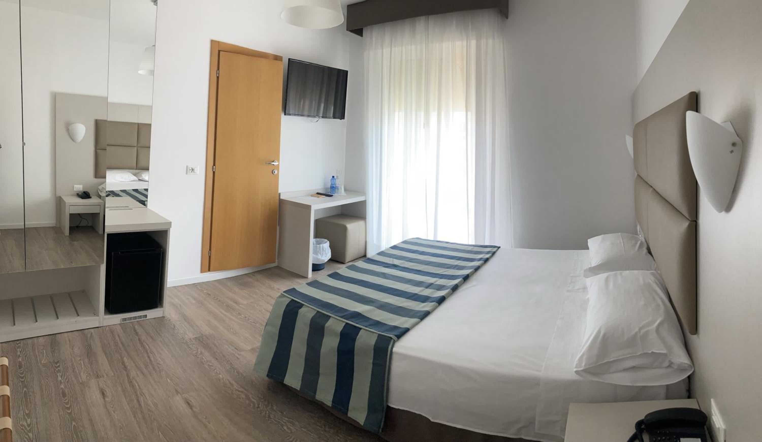 Superior Double or Twin Room  with Lateral Sea View photo 1