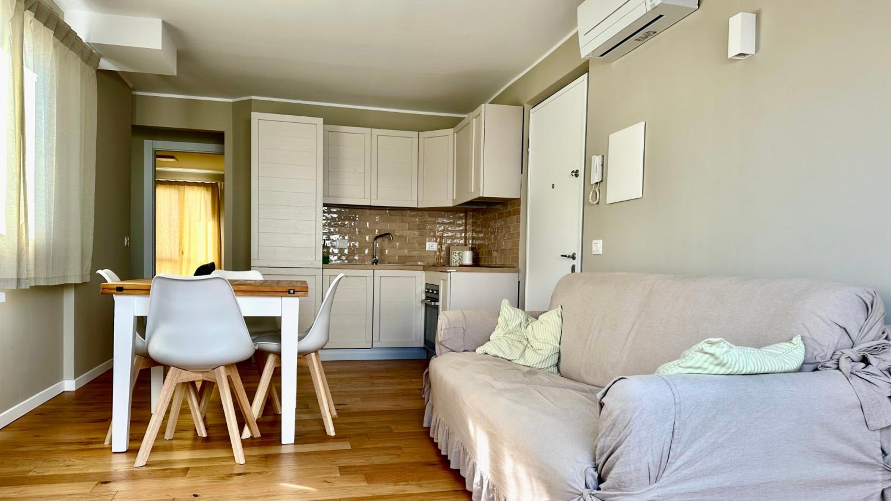 One-Bedroom Apartment photo 1