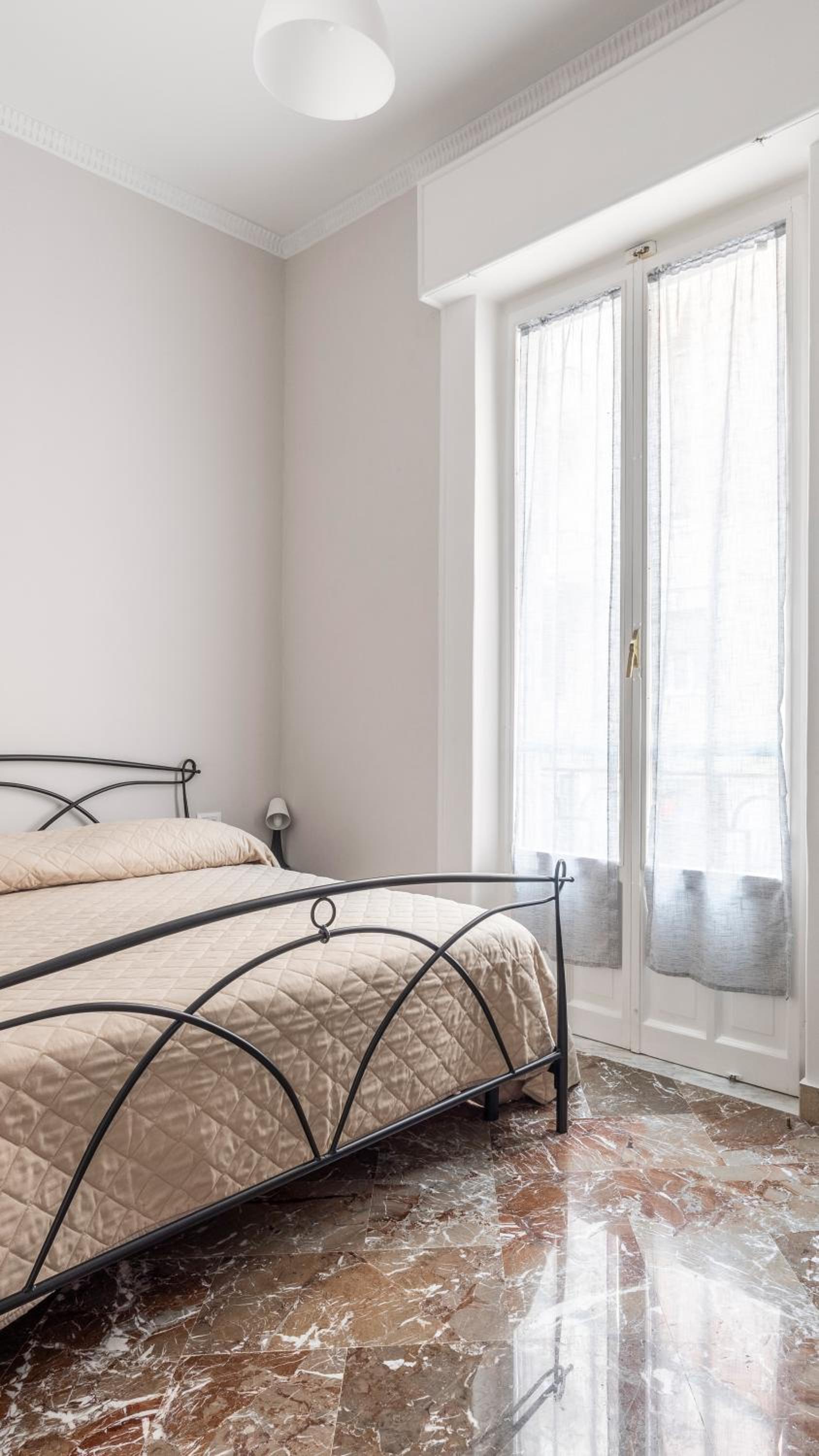 King Room with Balcony - Photo 19