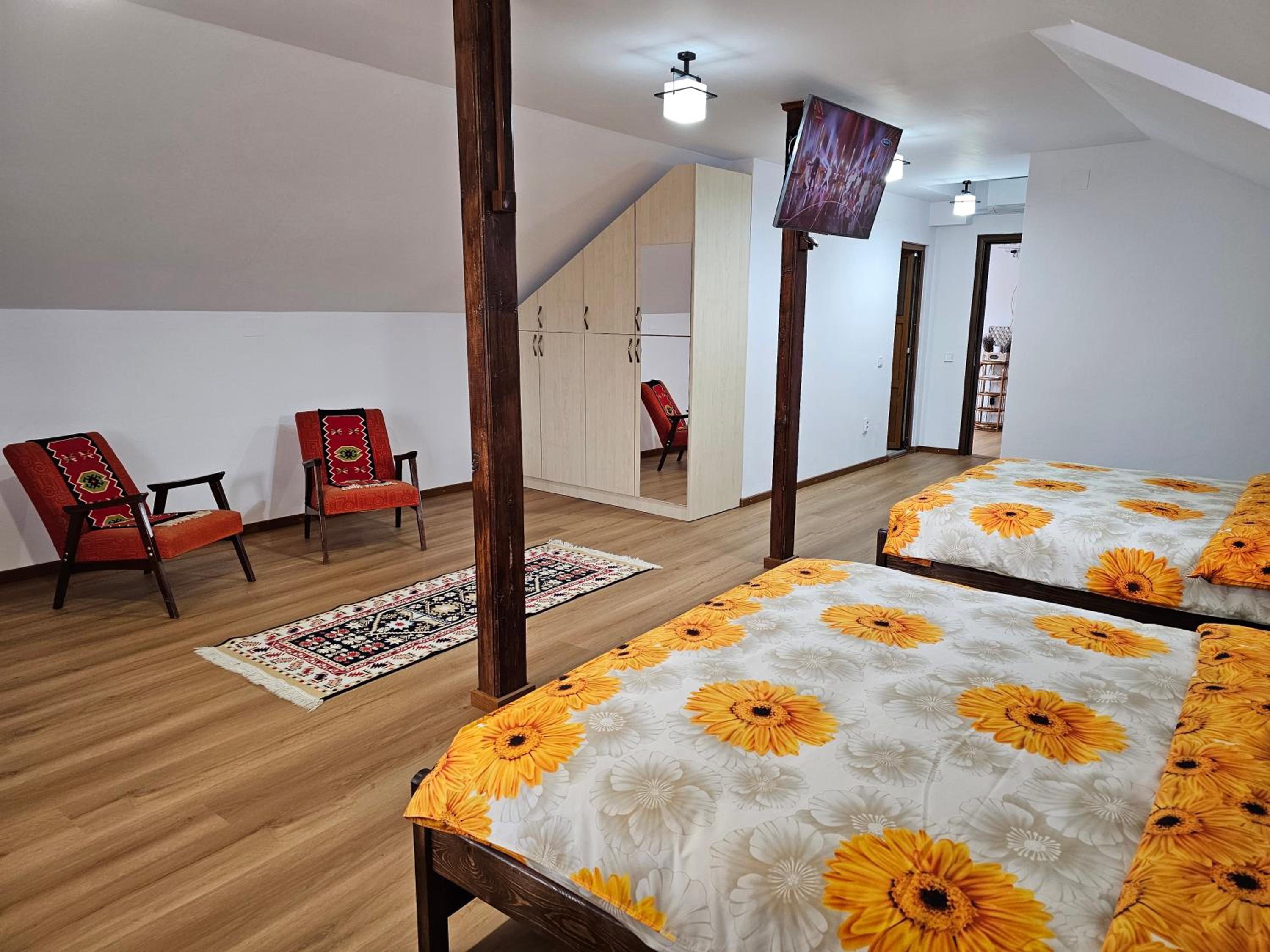 Deluxe Queen Room with Two Queen Beds - Photo 4