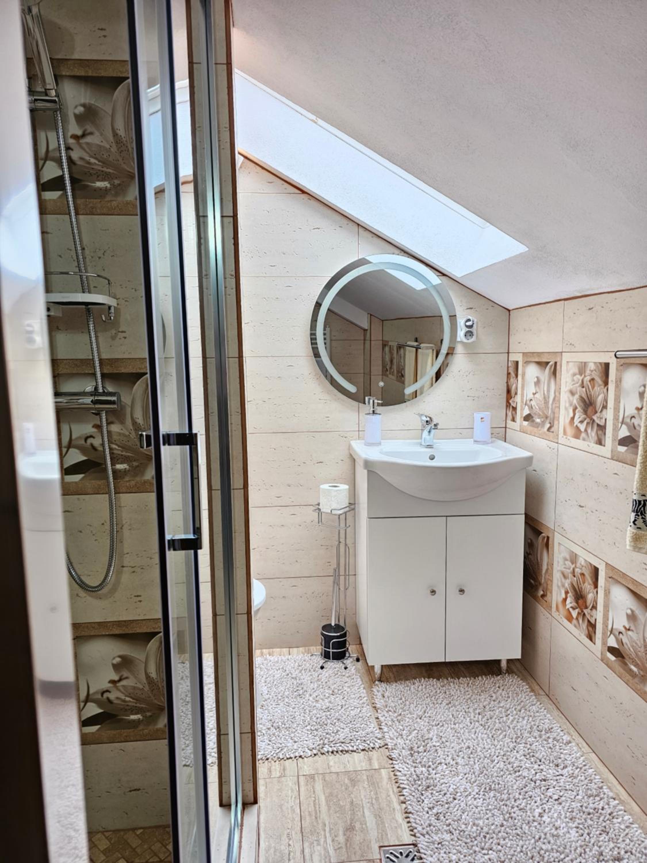 Deluxe Queen Room with Two Queen Beds - Photo 5