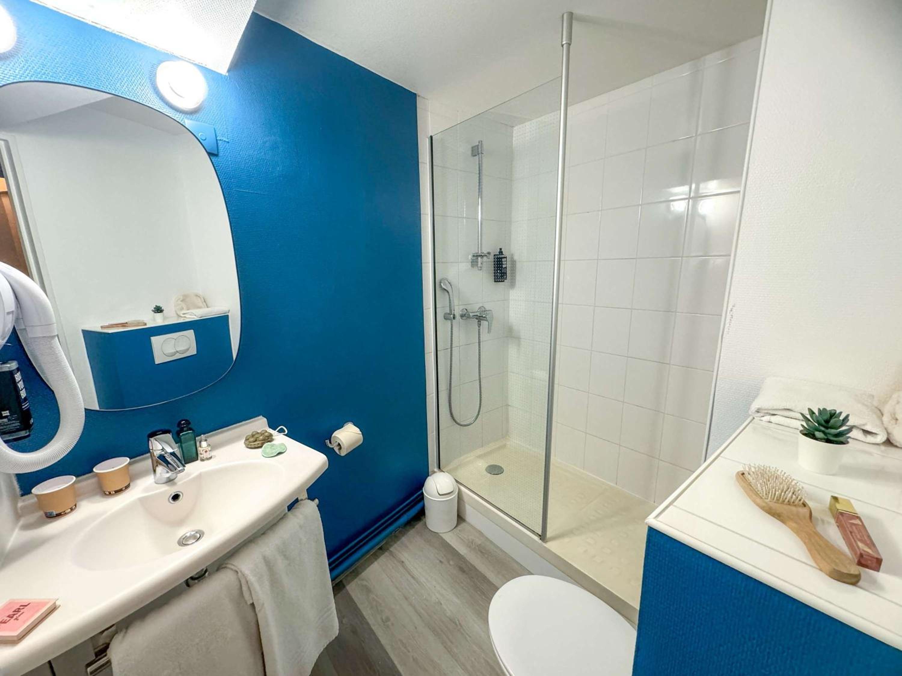 Standard Room with 2 Single Beds - Photo 8