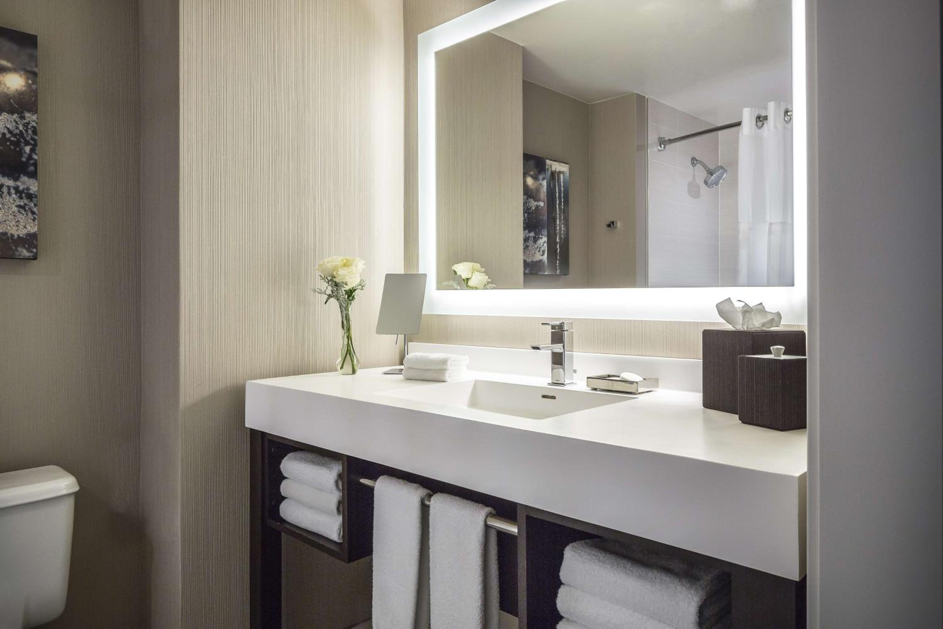 Double Room with Two Double Beds and City View thumbnail 5