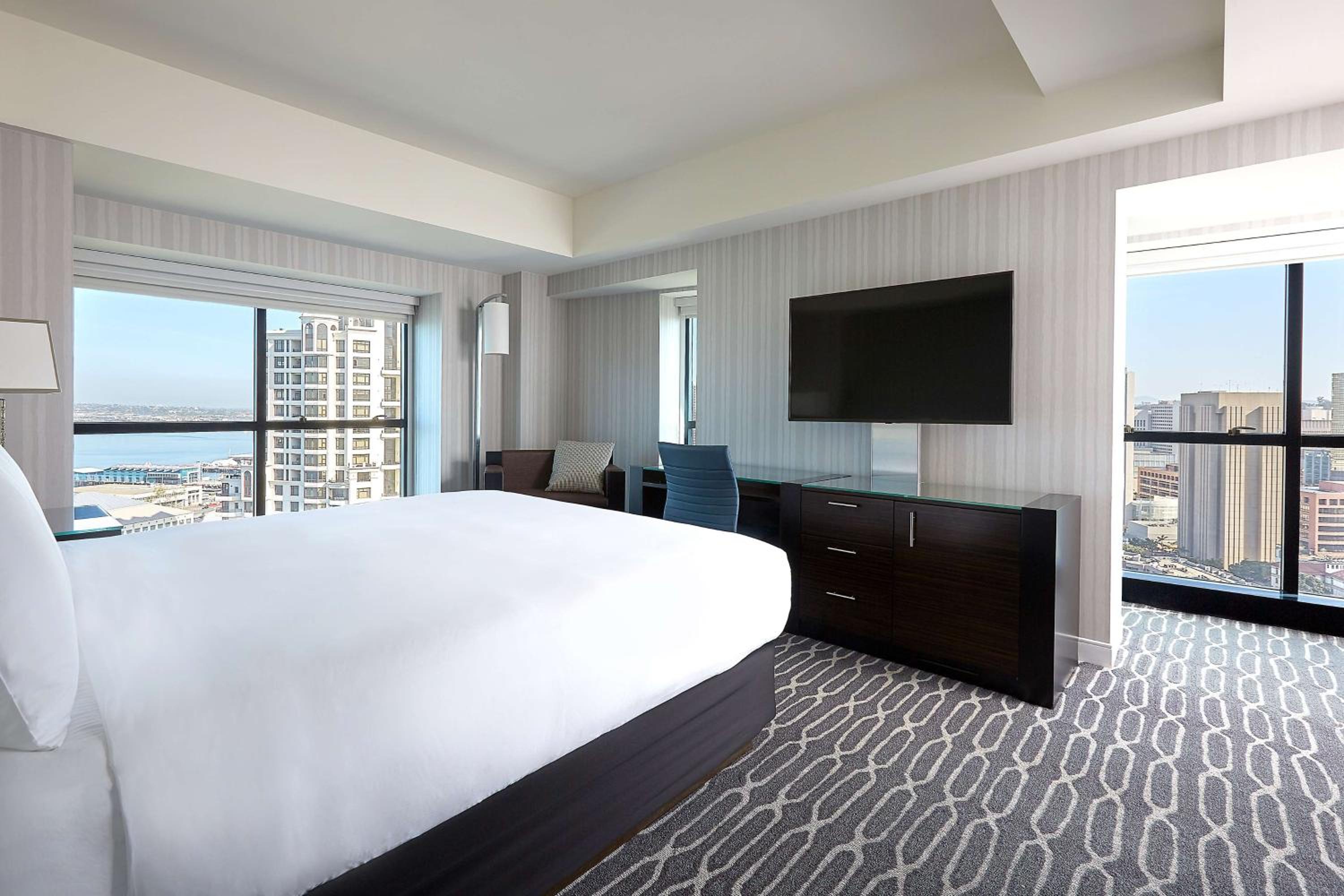 Corner King Room