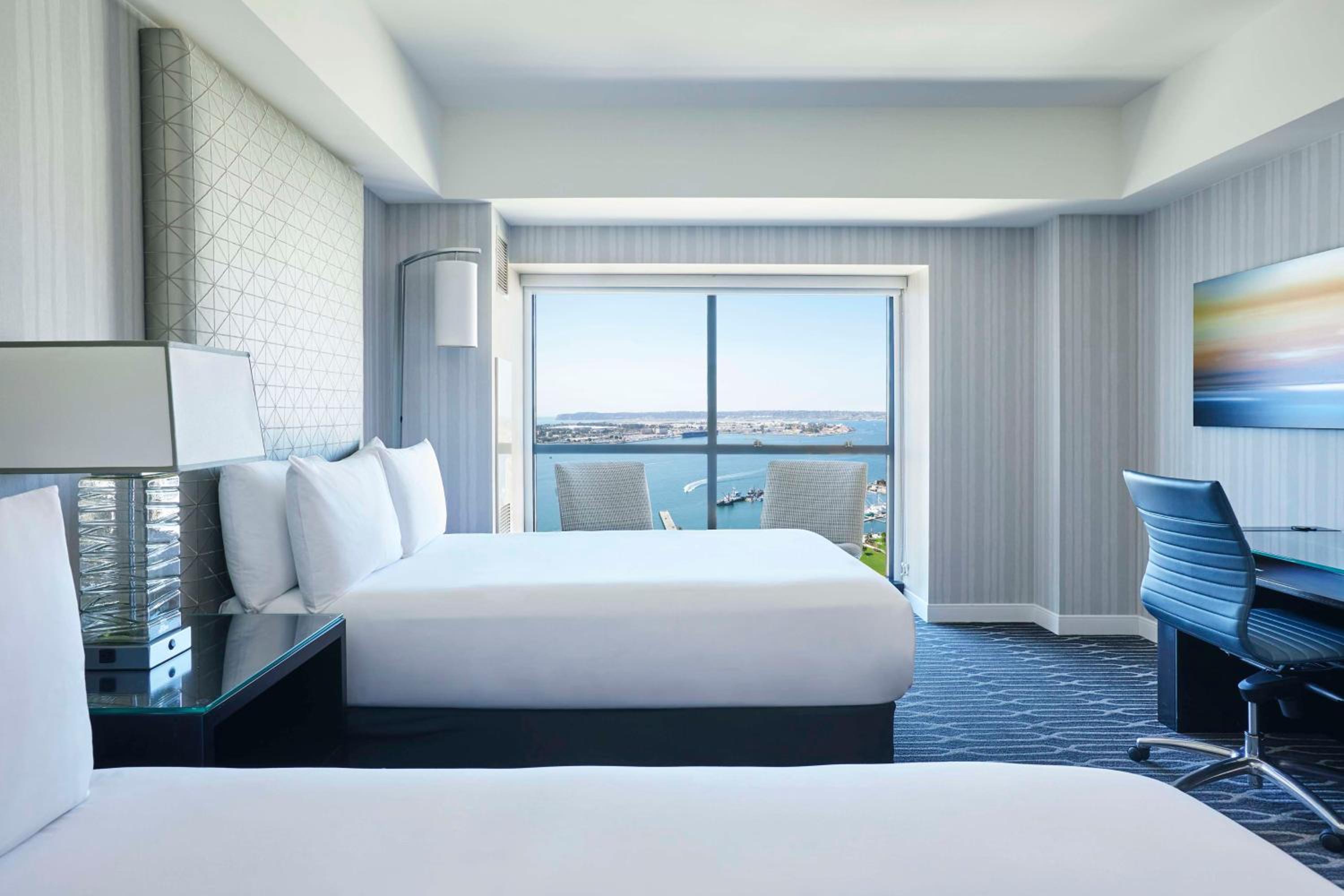 Double Room with Two Double Beds and Bay View thumbnail 5
